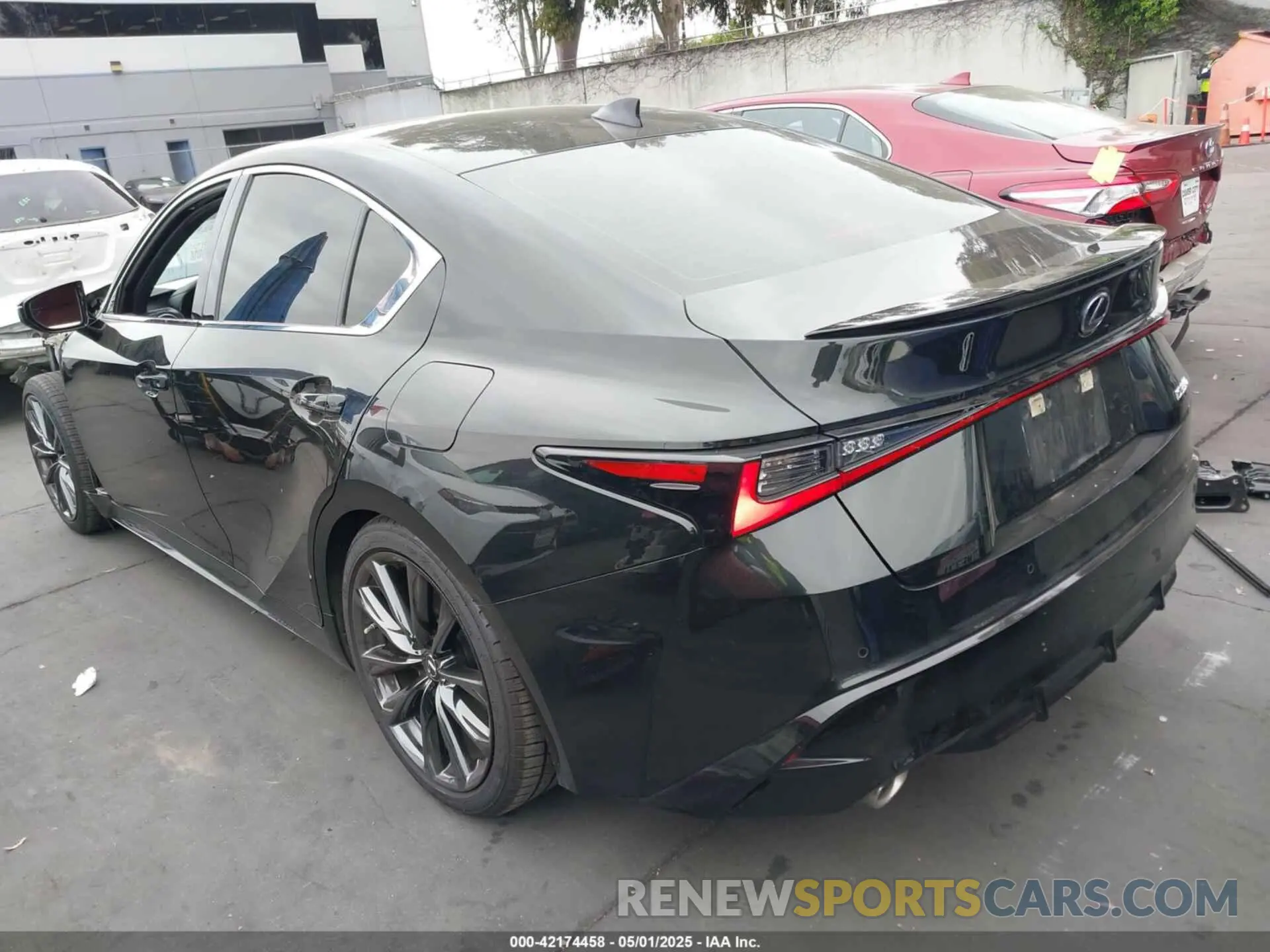 3 fotografías del automóvil dañado JTHGZ1B25N5049860 LEXUS IS 350 2022