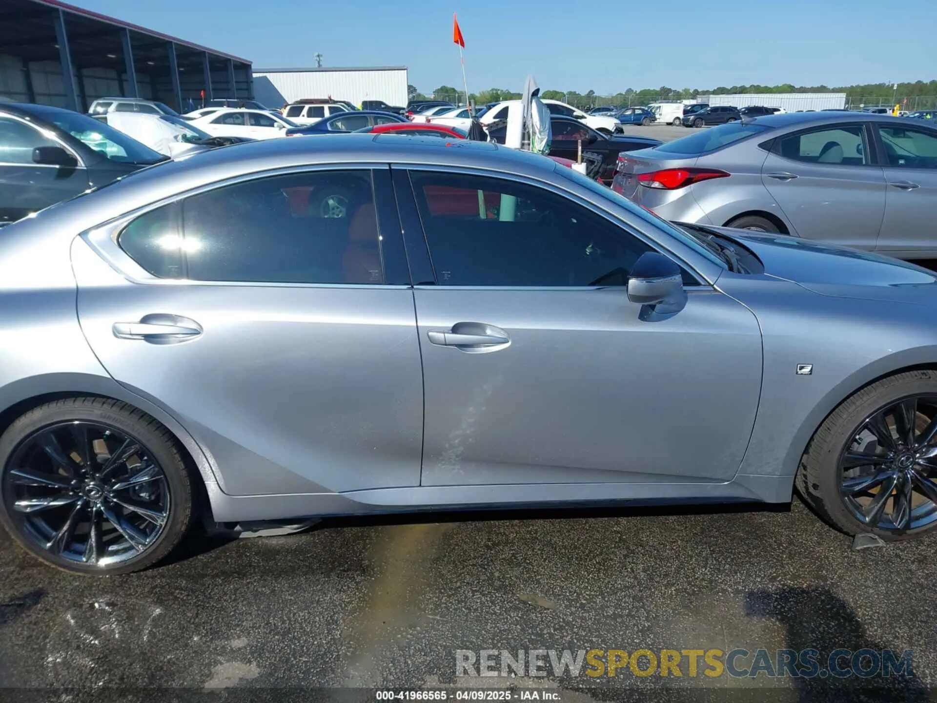 13 fotografías del automóvil dañado JTHGZ1B26N5053772 LEXUS IS 350 2022