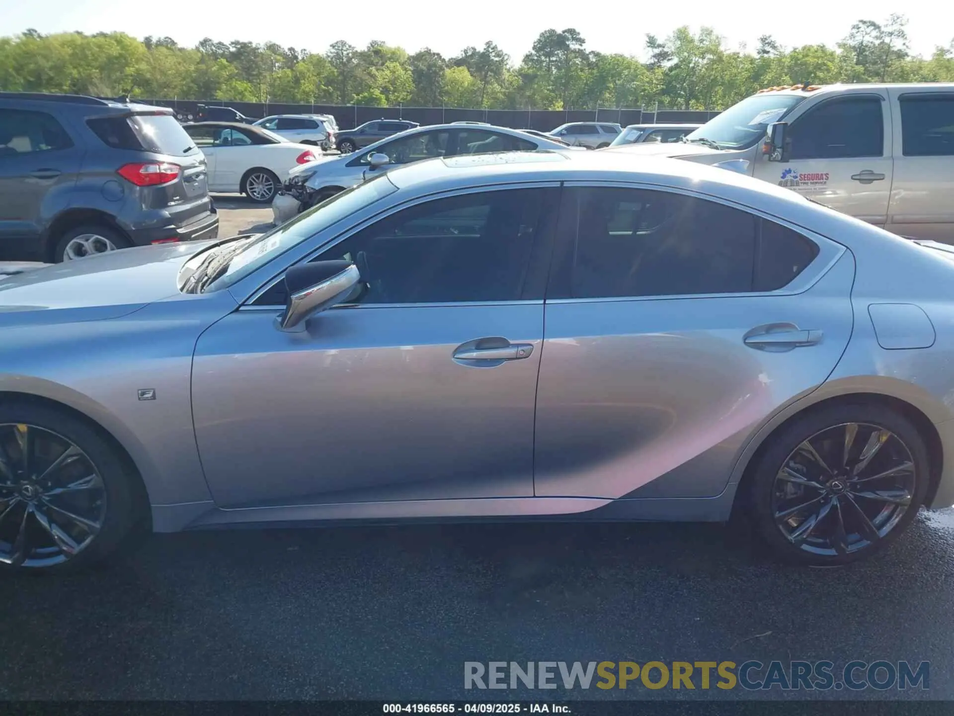 14 fotografías del automóvil dañado JTHGZ1B26N5053772 LEXUS IS 350 2022