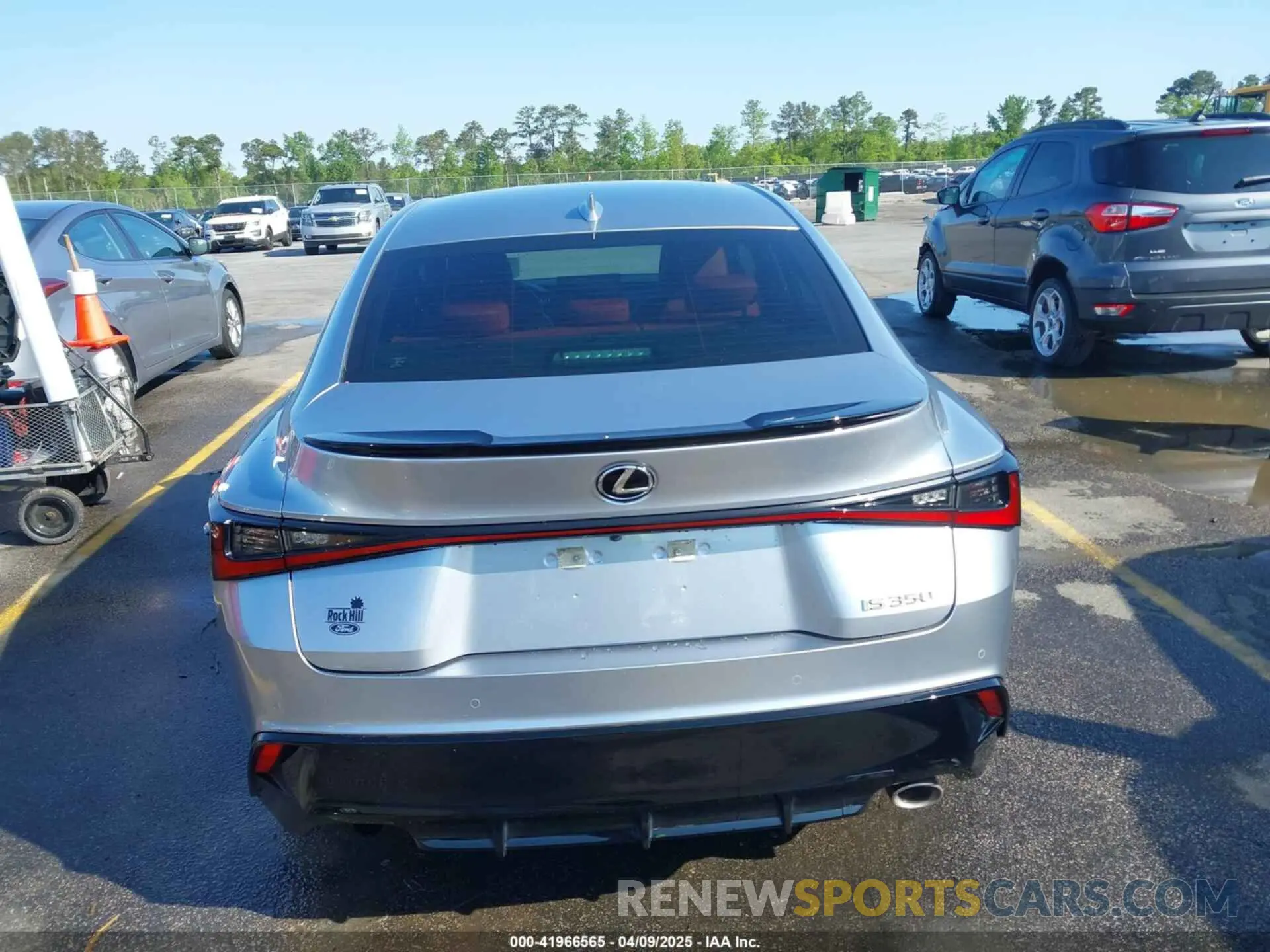 16 fotografías del automóvil dañado JTHGZ1B26N5053772 LEXUS IS 350 2022