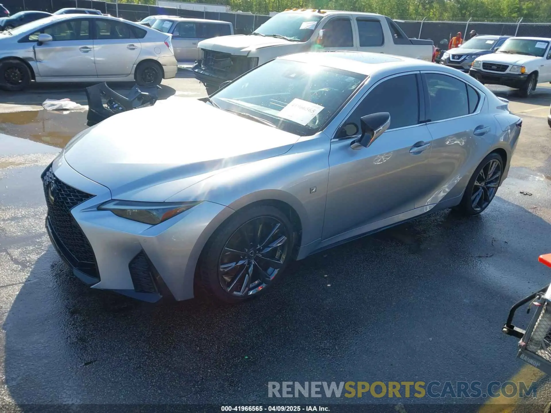 2 fotografías del automóvil dañado JTHGZ1B26N5053772 LEXUS IS 350 2022