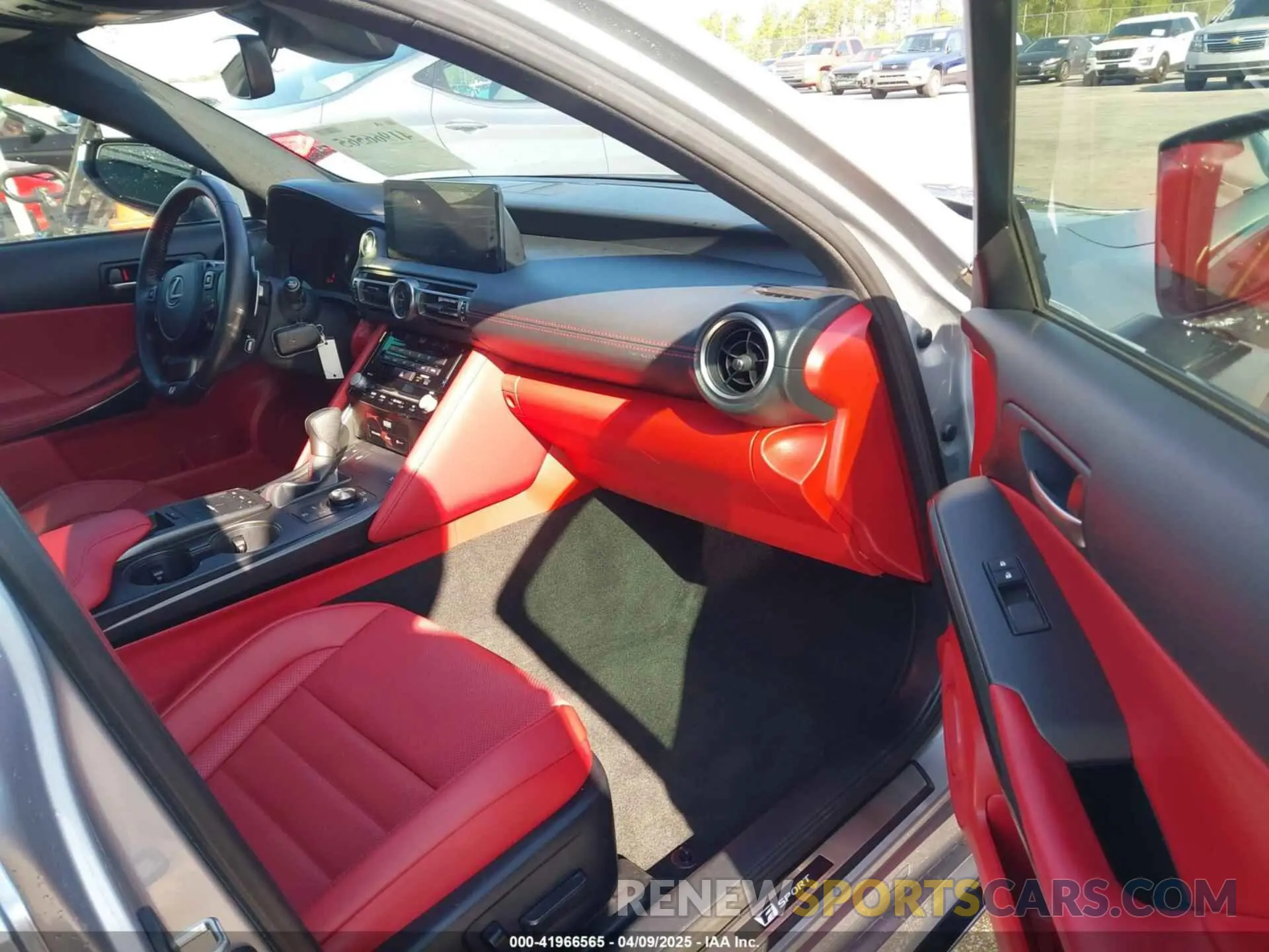 5 fotografías del automóvil dañado JTHGZ1B26N5053772 LEXUS IS 350 2022