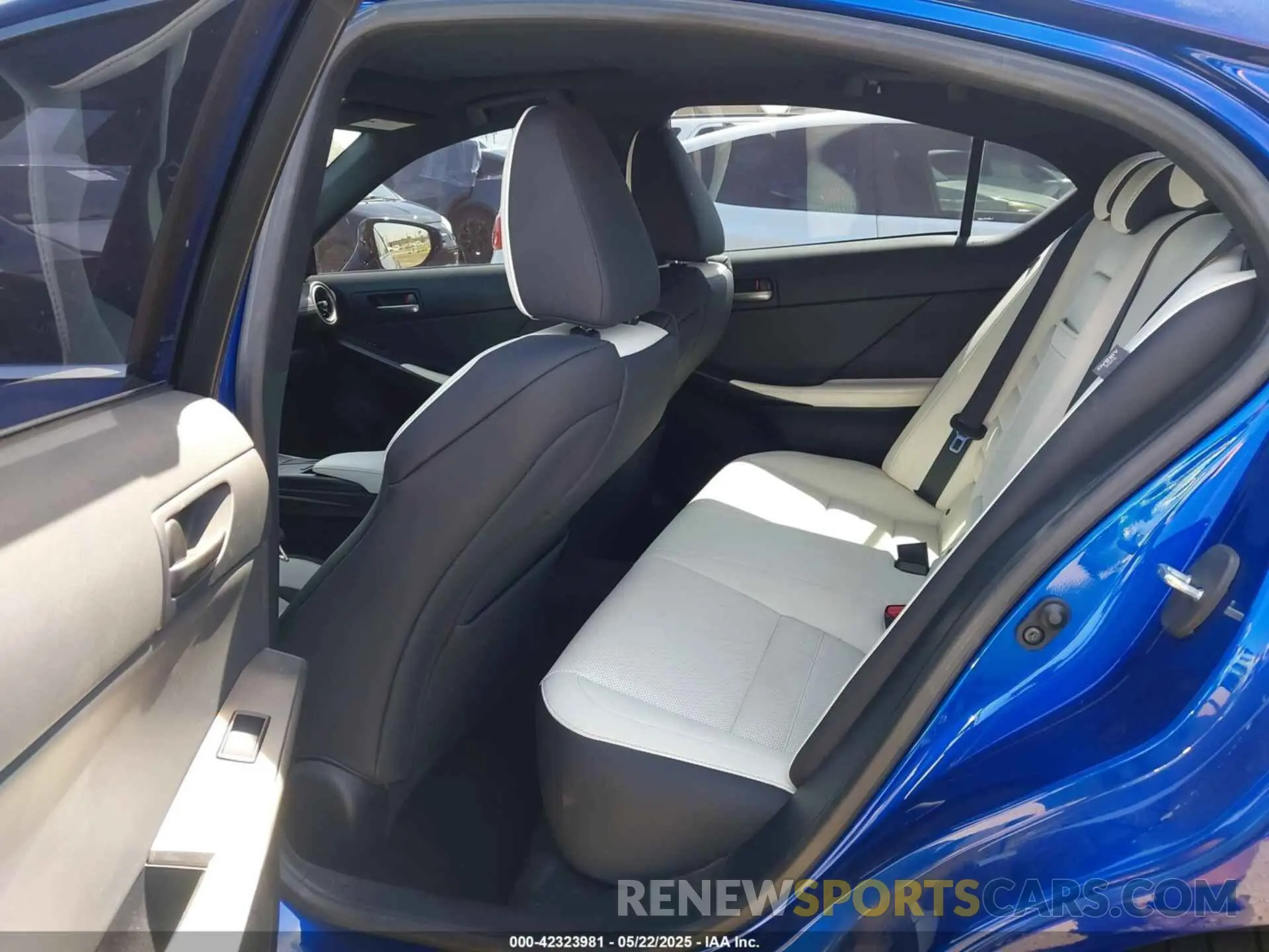 8 fotografías del automóvil dañado JTHGZ1B28N5050324 LEXUS IS 350 2022