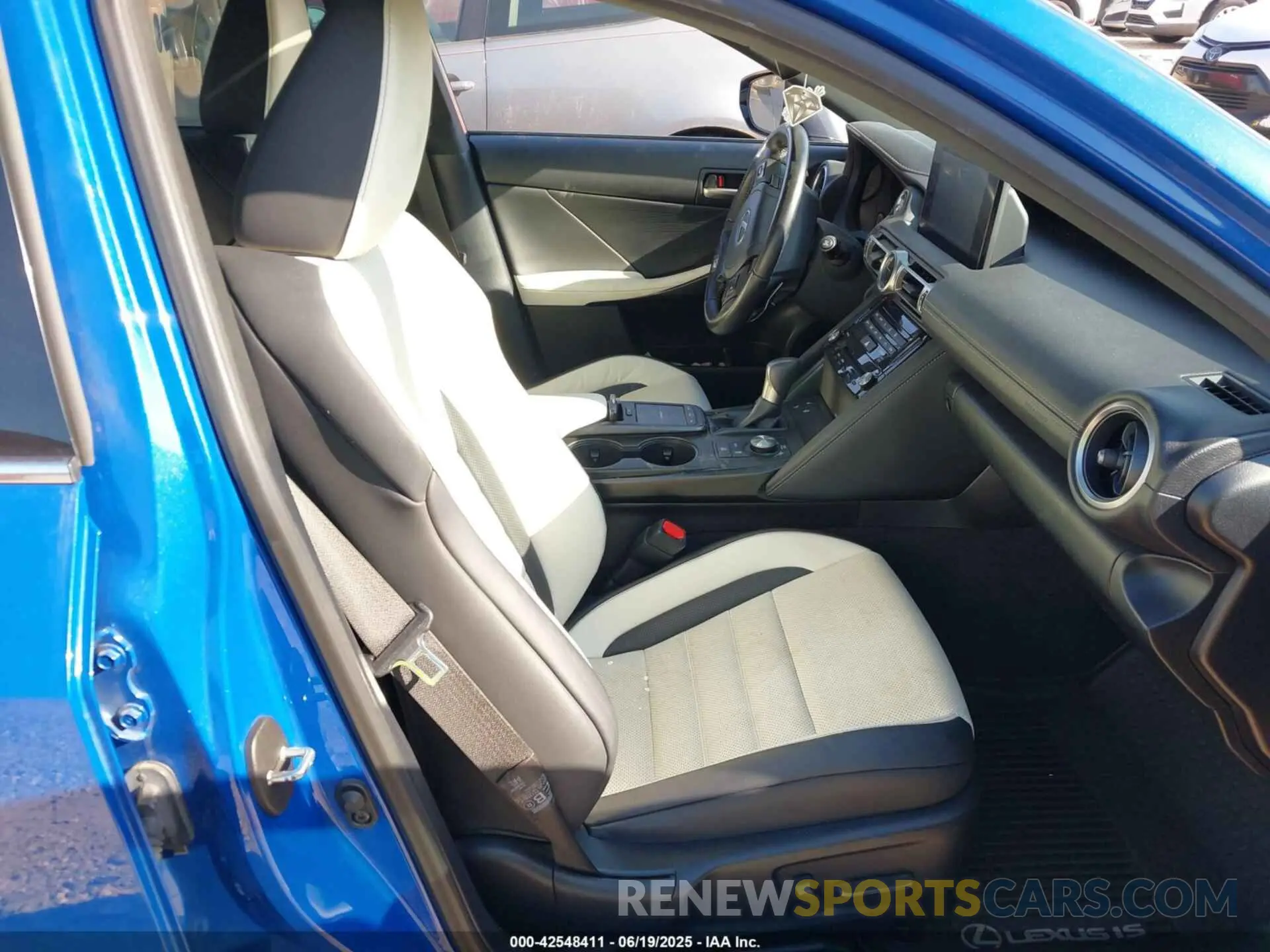 5 fotografías del automóvil dañado JTHGZ1B28N5058262 LEXUS IS 350 2022
