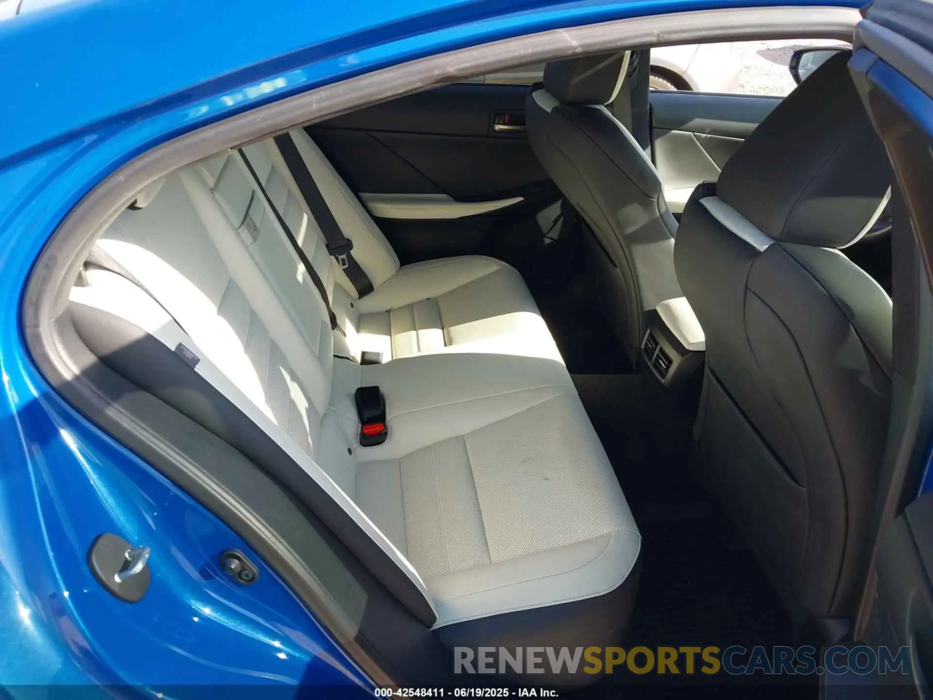 8 fotografías del automóvil dañado JTHGZ1B28N5058262 LEXUS IS 350 2022
