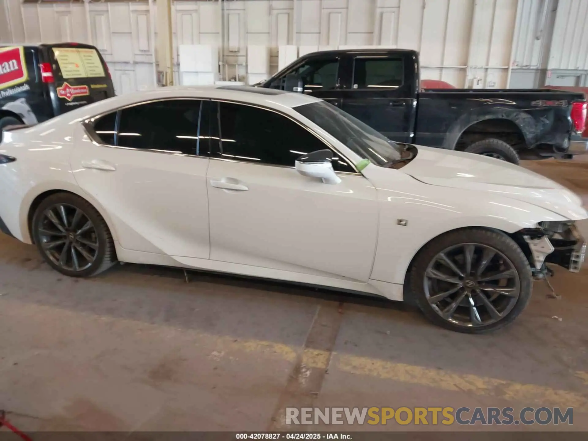 14 fotografías del automóvil dañado JTHGZ1B29N5049831 LEXUS IS 350 2022