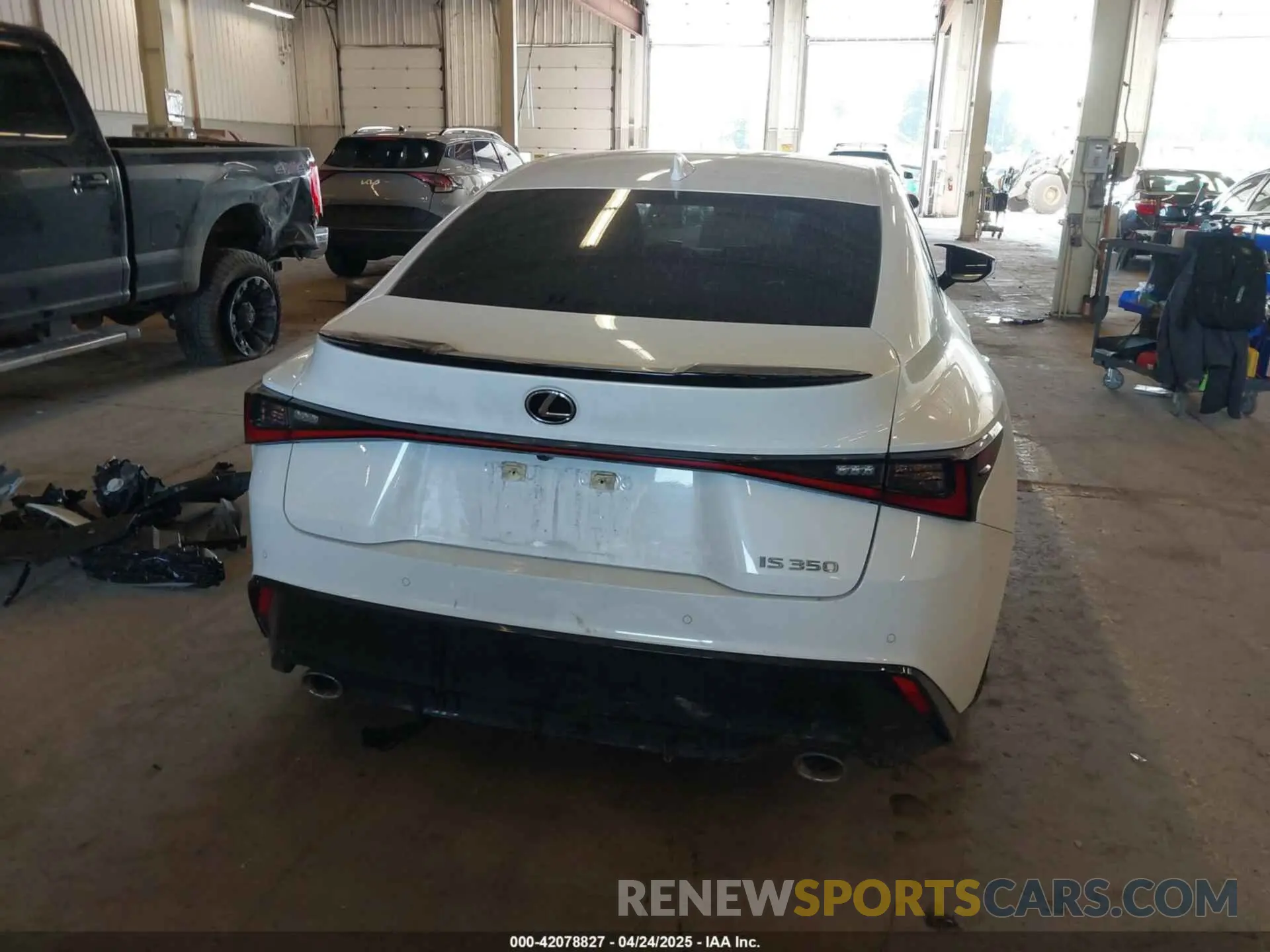 17 fotografías del automóvil dañado JTHGZ1B29N5049831 LEXUS IS 350 2022