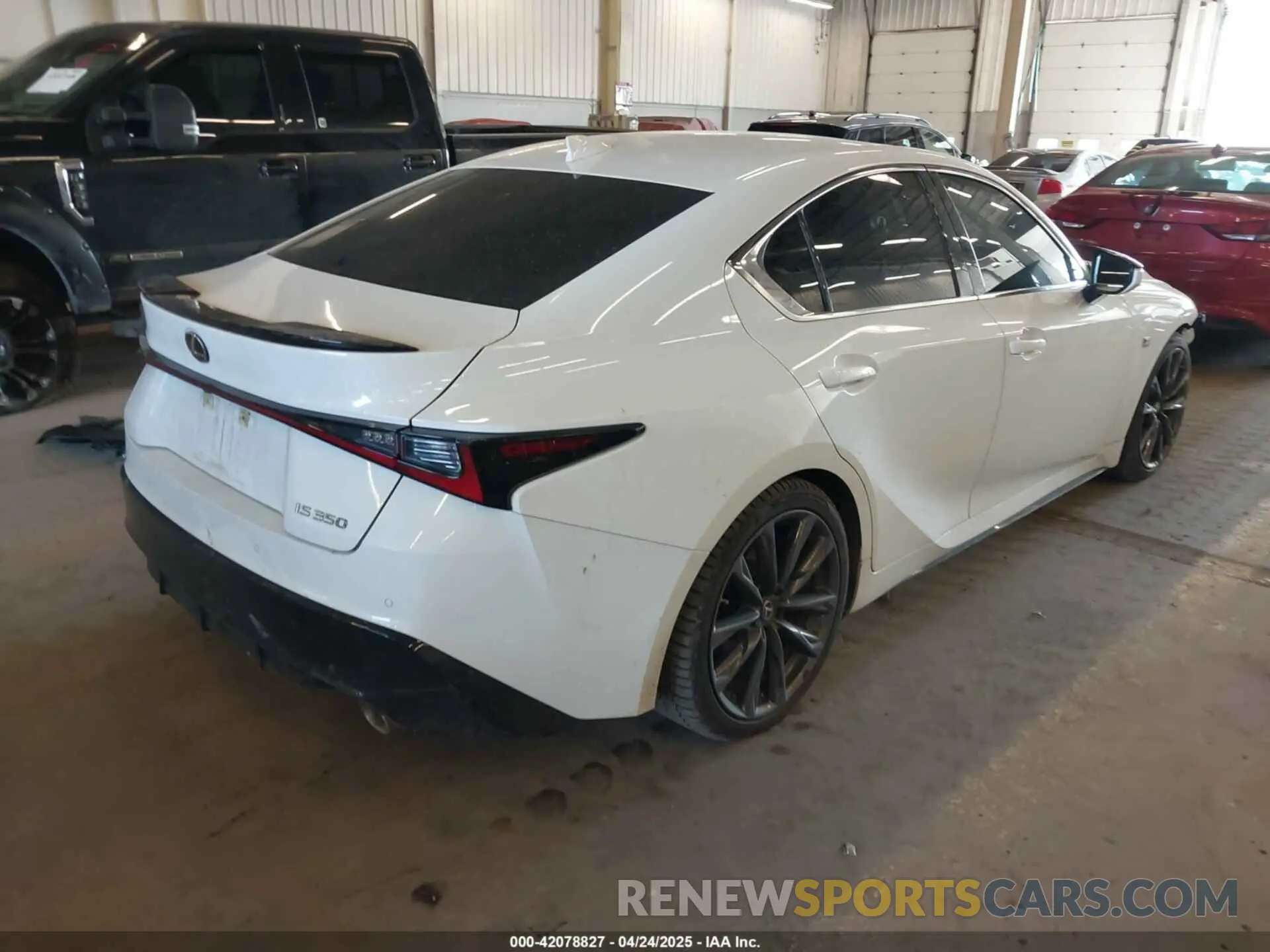 4 fotografías del automóvil dañado JTHGZ1B29N5049831 LEXUS IS 350 2022