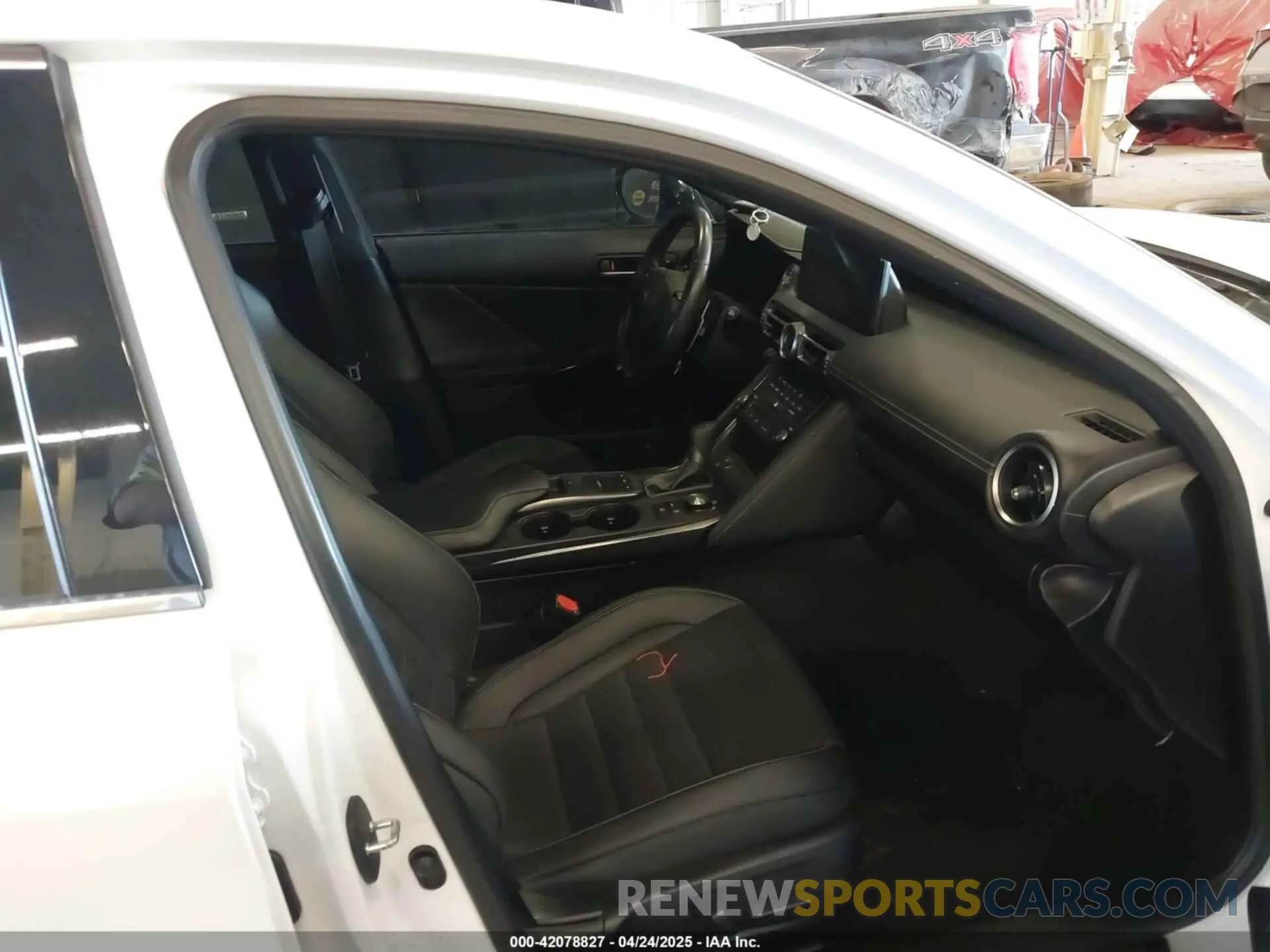 5 fotografías del automóvil dañado JTHGZ1B29N5049831 LEXUS IS 350 2022