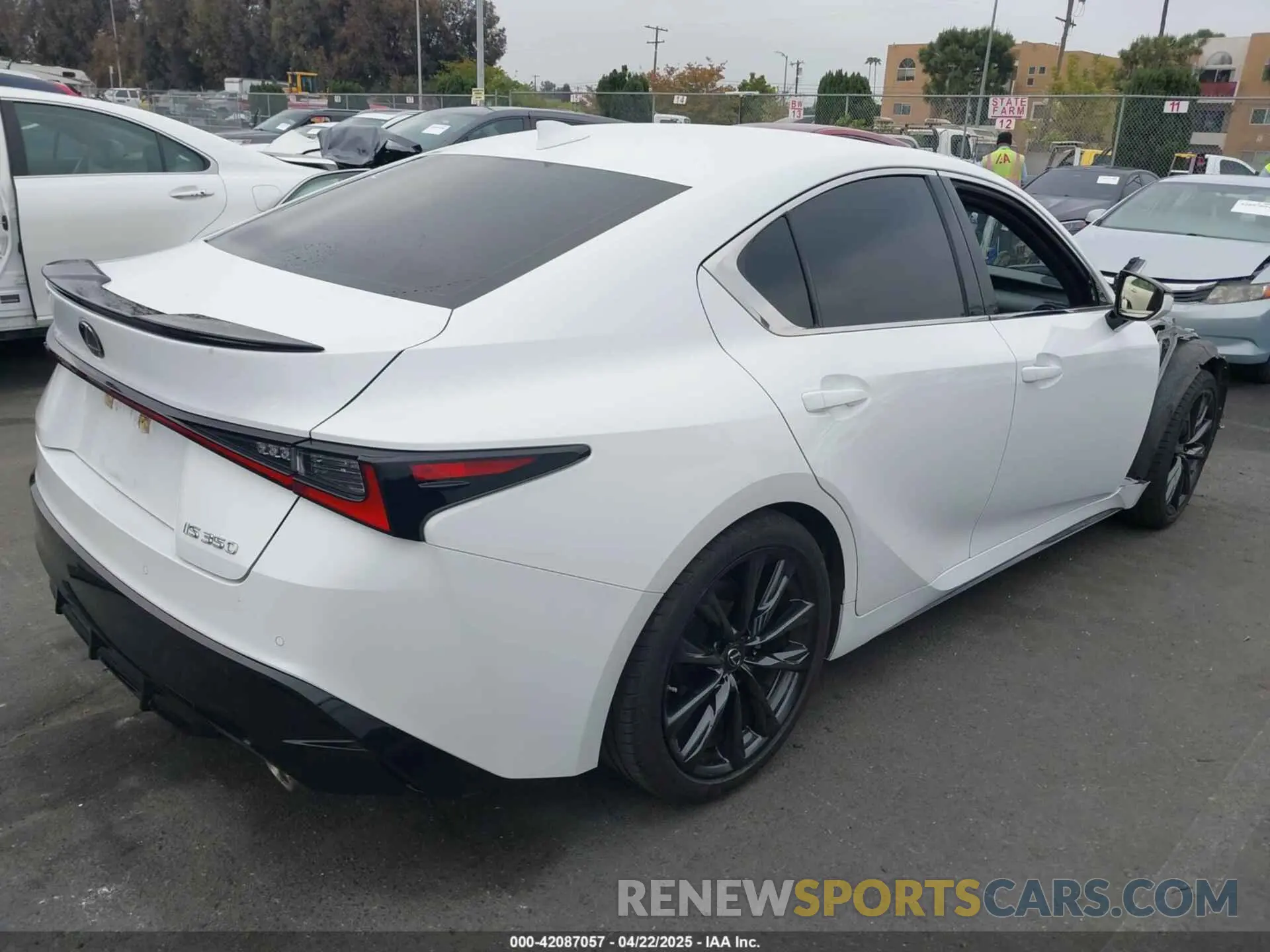 4 fotografías del automóvil dañado JTHGZ1B29N5055838 LEXUS IS 350 2022