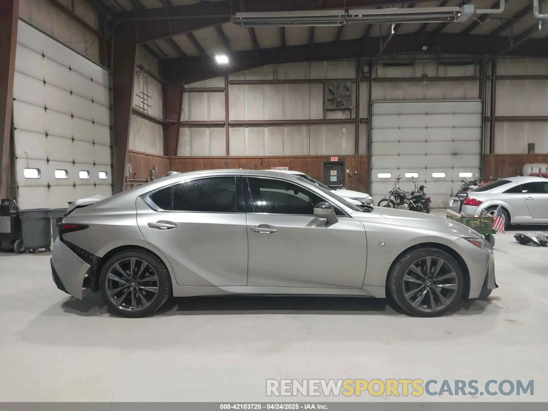 14 fotografías del automóvil dañado JTHGZ1E21N5026846 LEXUS IS 350 2022