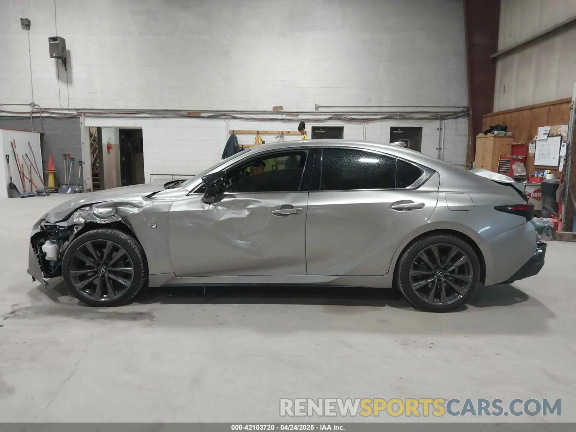 15 fotografías del automóvil dañado JTHGZ1E21N5026846 LEXUS IS 350 2022