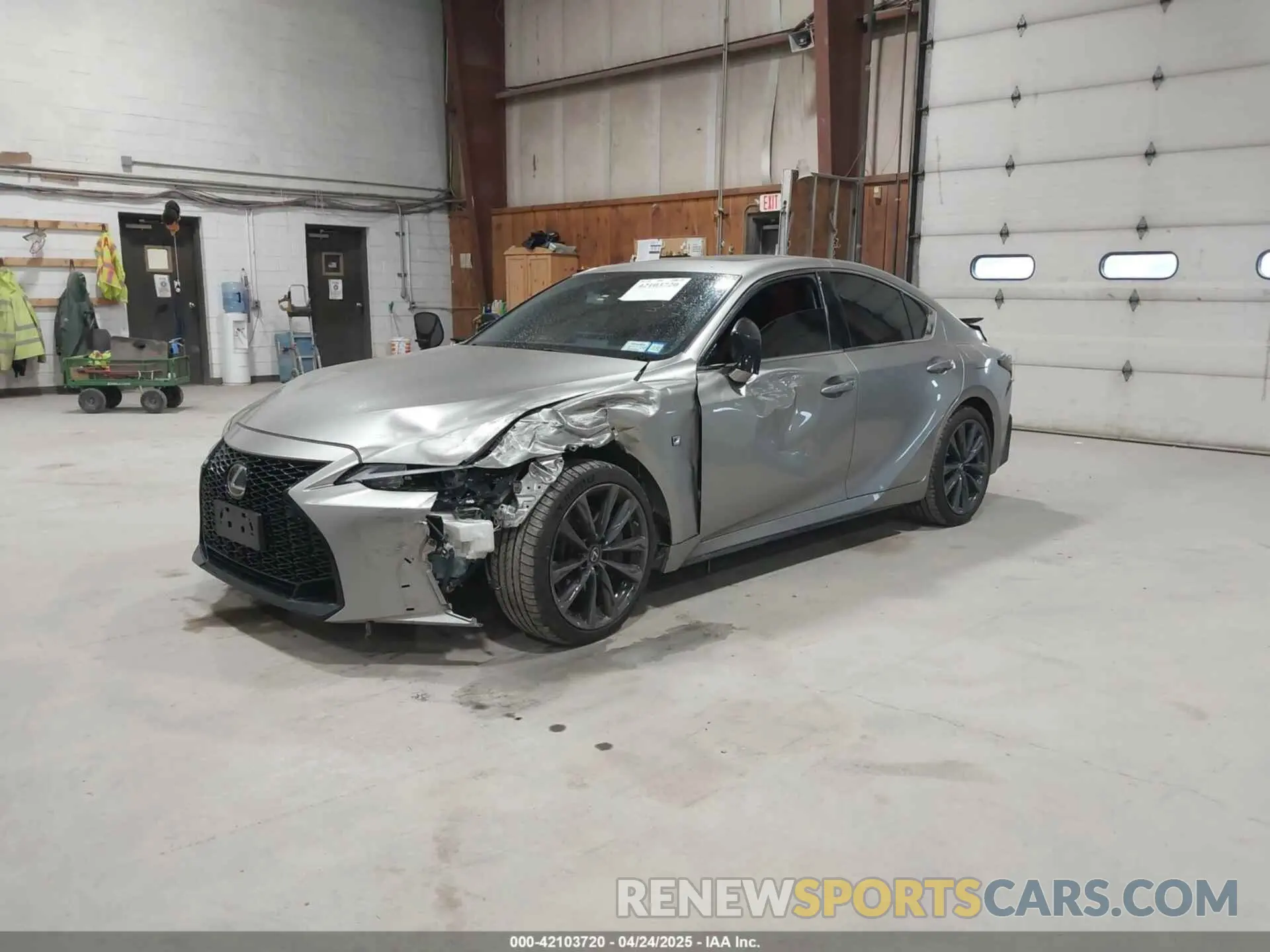 2 fotografías del automóvil dañado JTHGZ1E21N5026846 LEXUS IS 350 2022