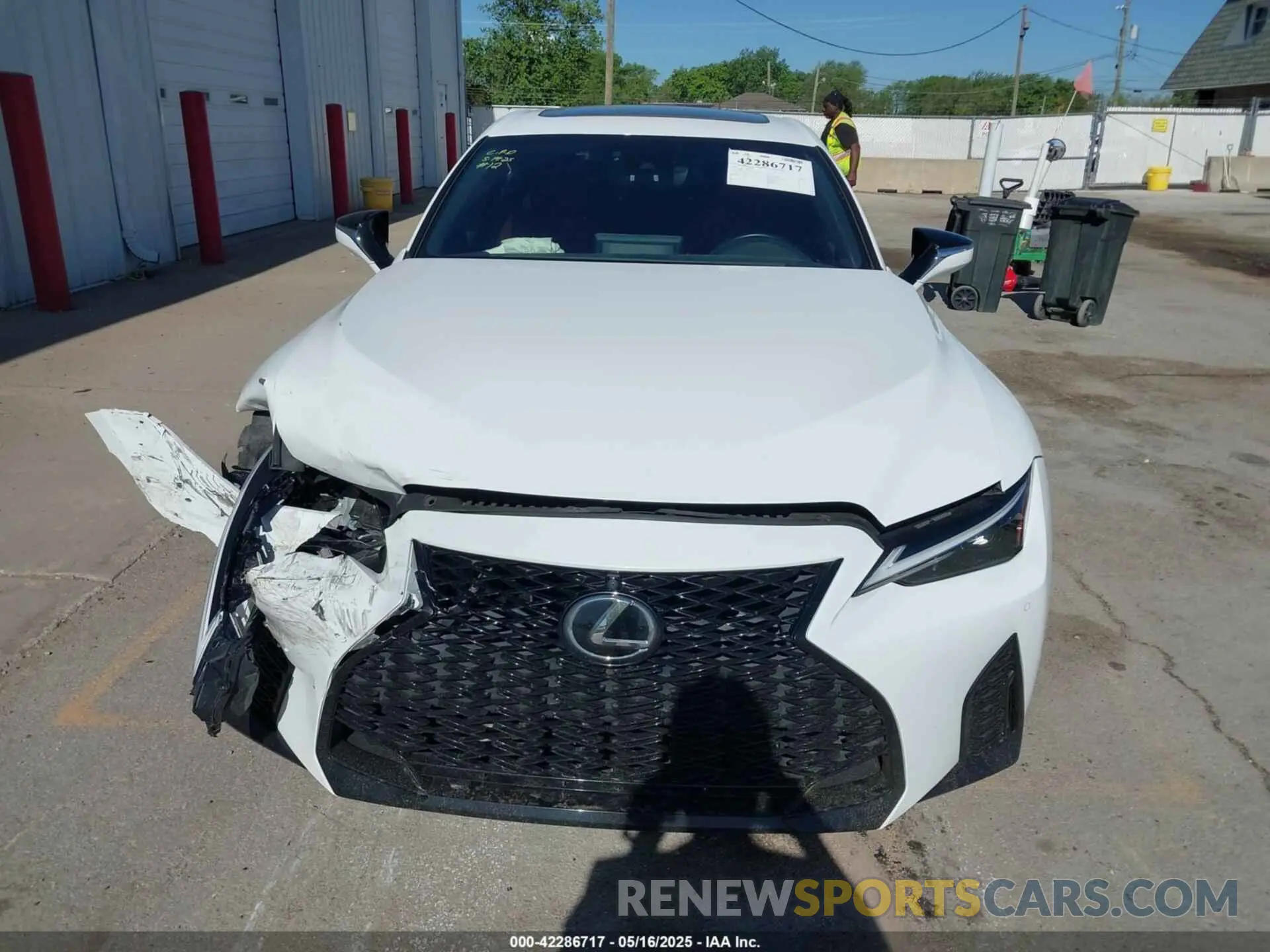 13 fotografías del automóvil dañado JTHGZ1E26N5023327 LEXUS IS 350 2022