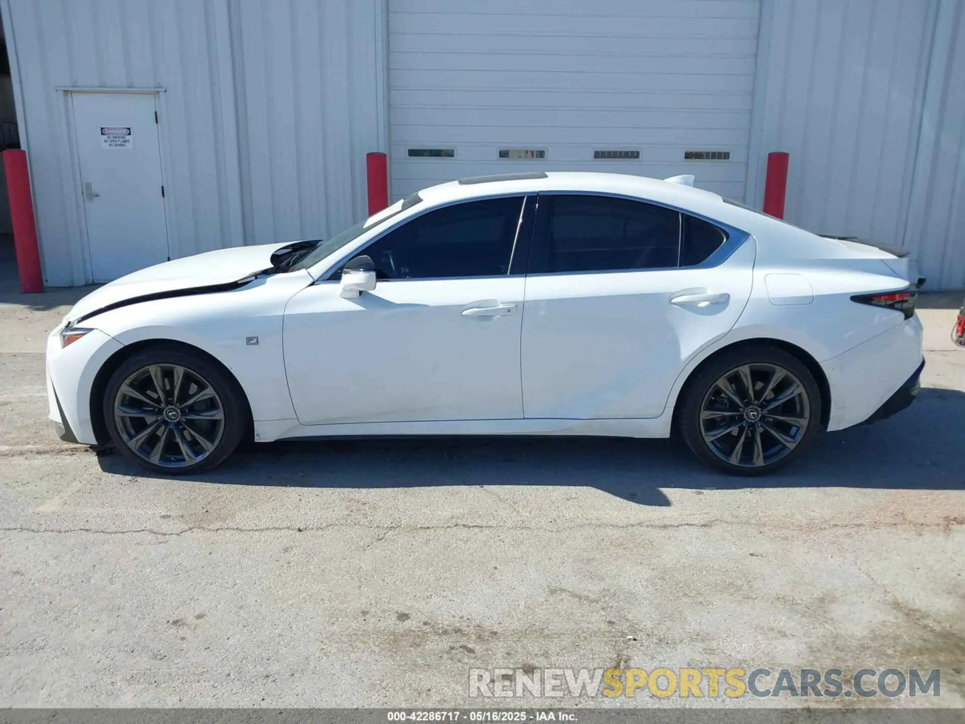 15 fotografías del automóvil dañado JTHGZ1E26N5023327 LEXUS IS 350 2022