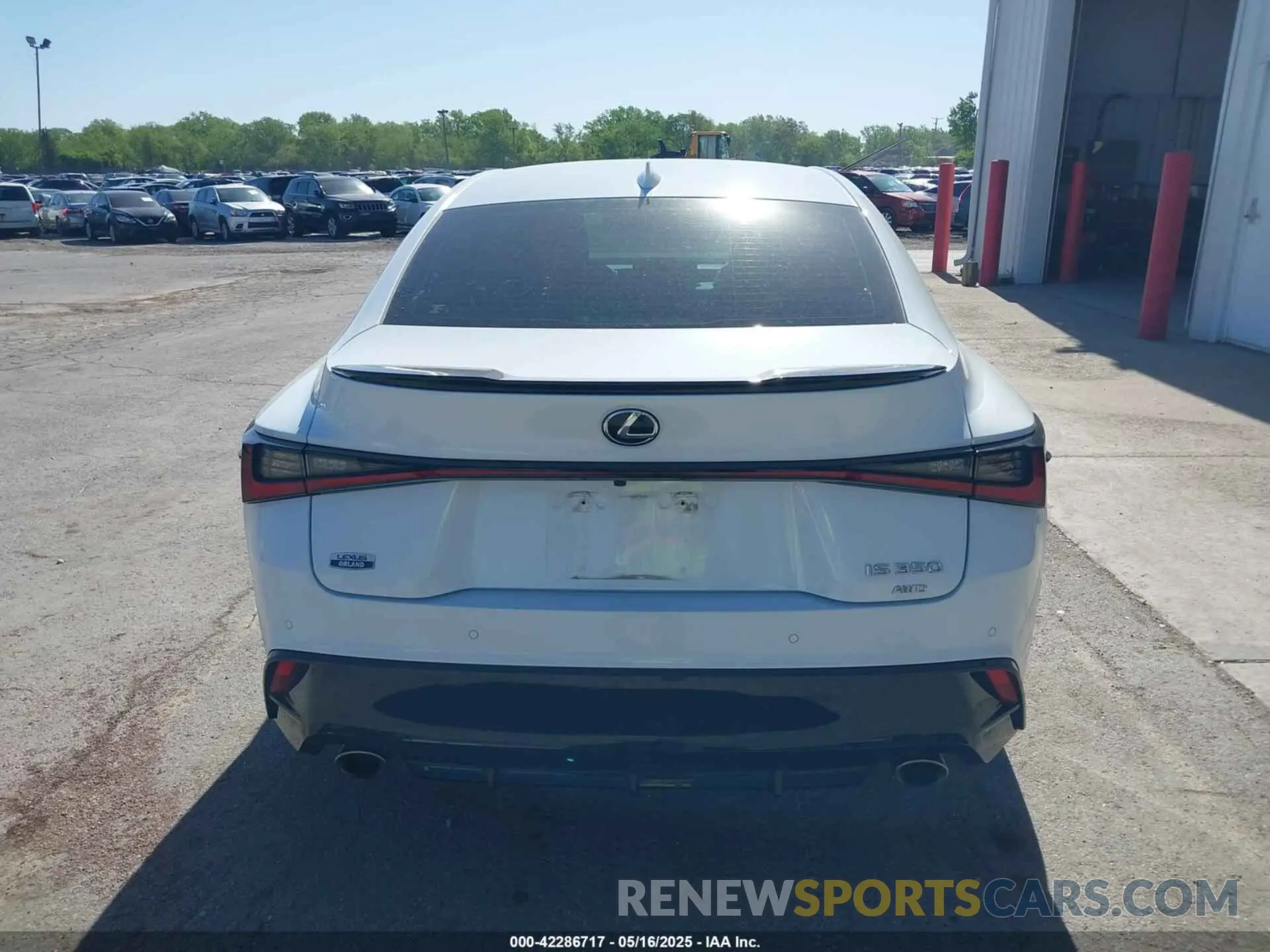 17 fotografías del automóvil dañado JTHGZ1E26N5023327 LEXUS IS 350 2022
