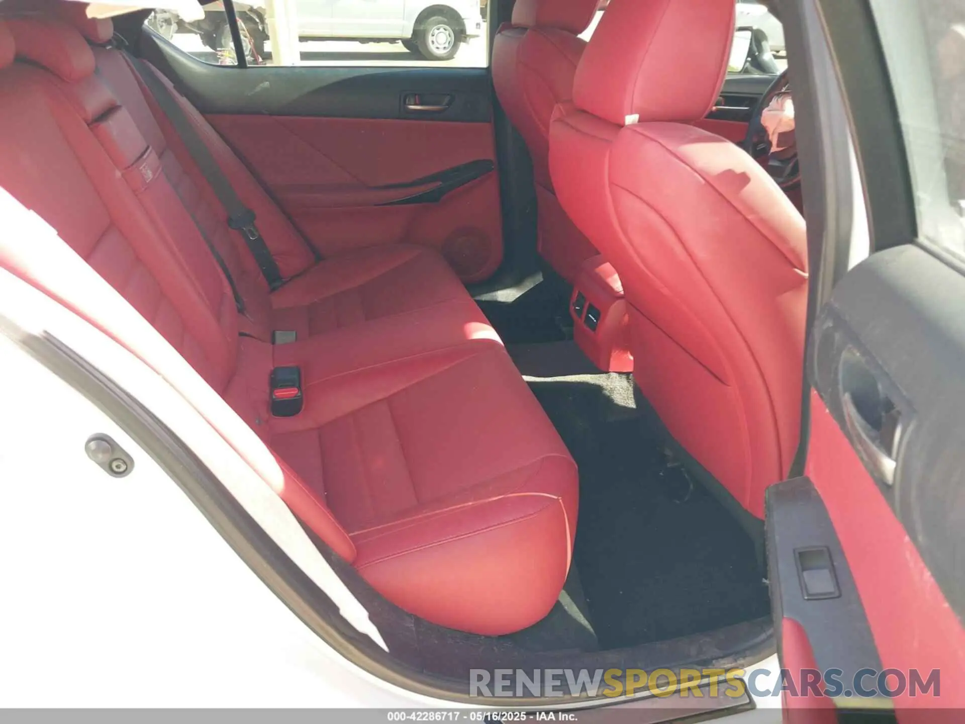 8 fotografías del automóvil dañado JTHGZ1E26N5023327 LEXUS IS 350 2022