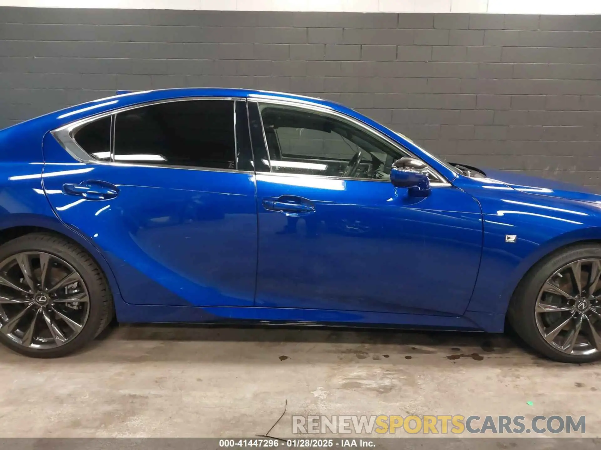 13 fotografías del automóvil dañado JTHGZ1E29N5025296 LEXUS IS 350 2022