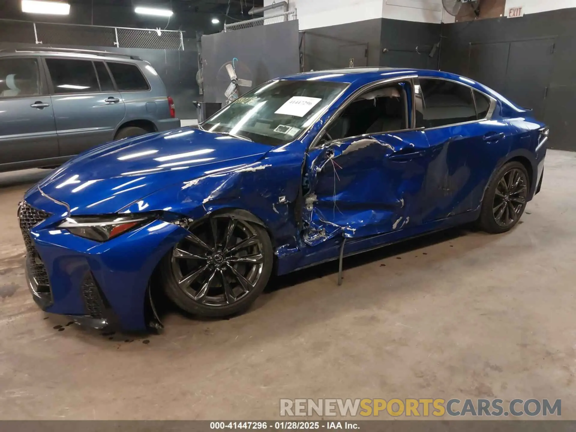 2 fotografías del automóvil dañado JTHGZ1E29N5025296 LEXUS IS 350 2022