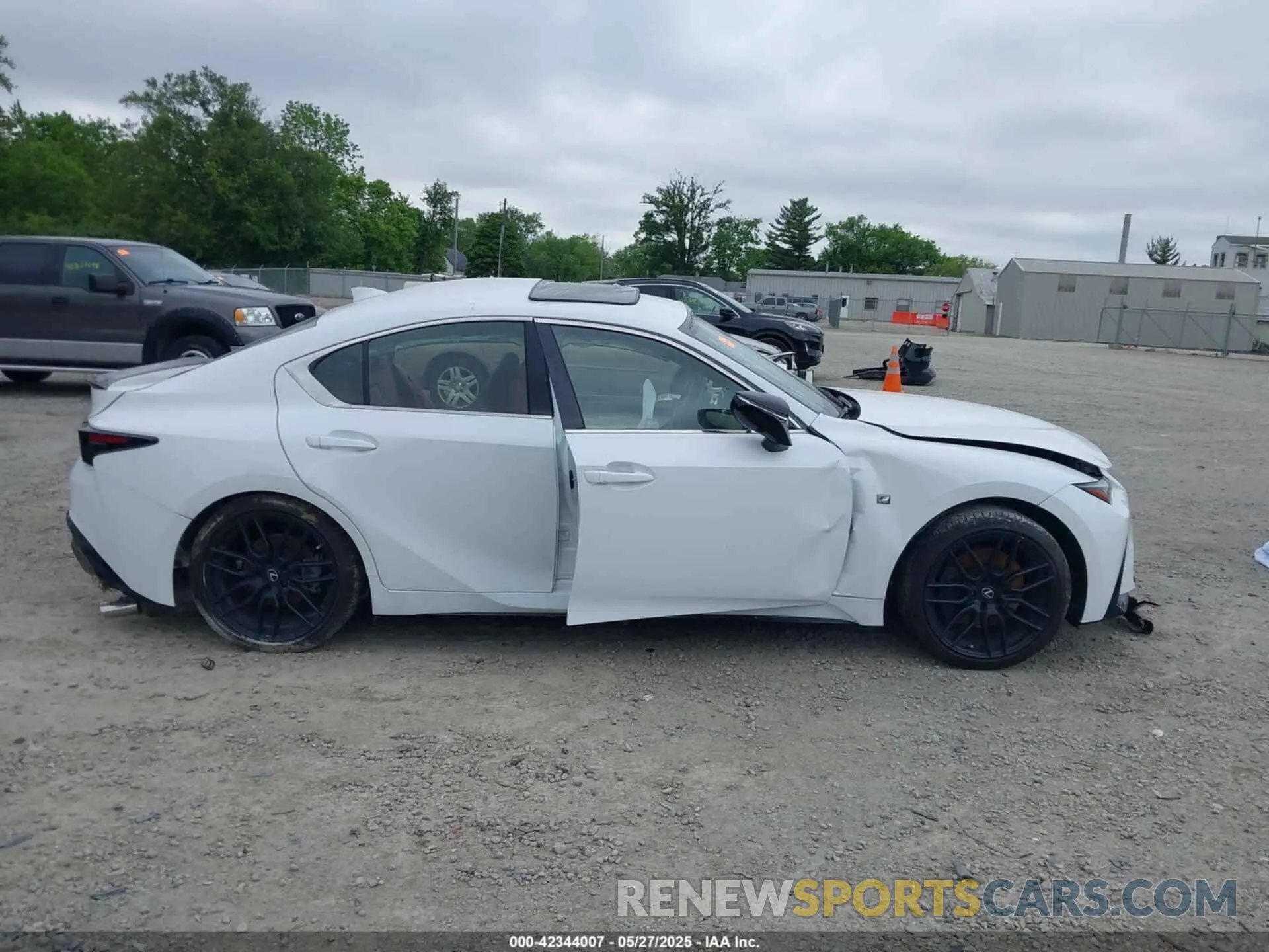 14 fotografías del automóvil dañado JTHSZ1E25N5023555 LEXUS IS 350 2022
