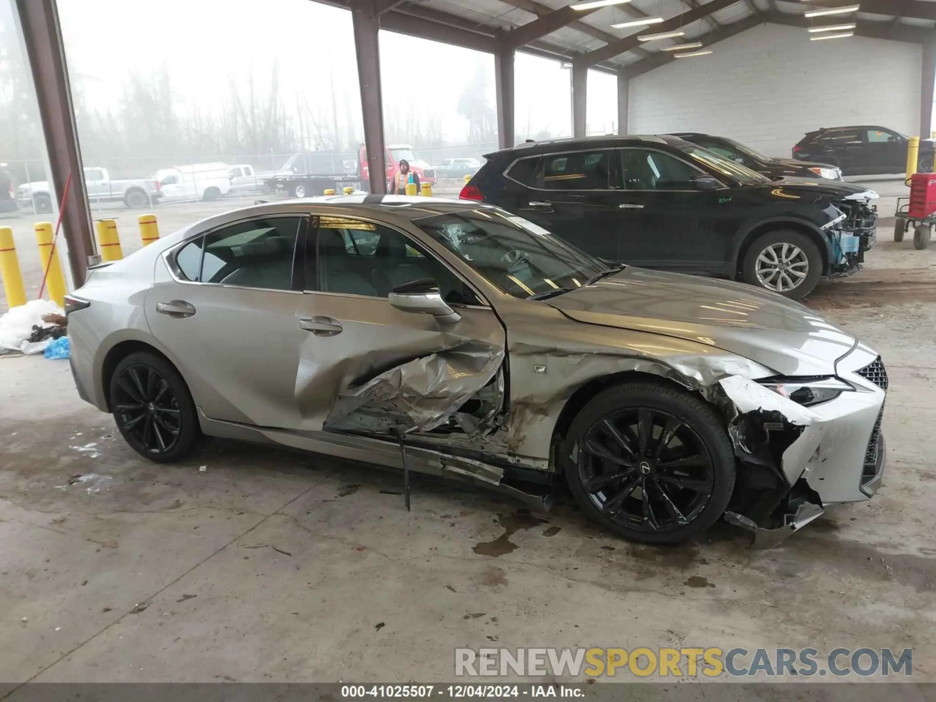 13 fotografías del automóvil dañado JTHGZ1B20P5060915 LEXUS IS 350 2023