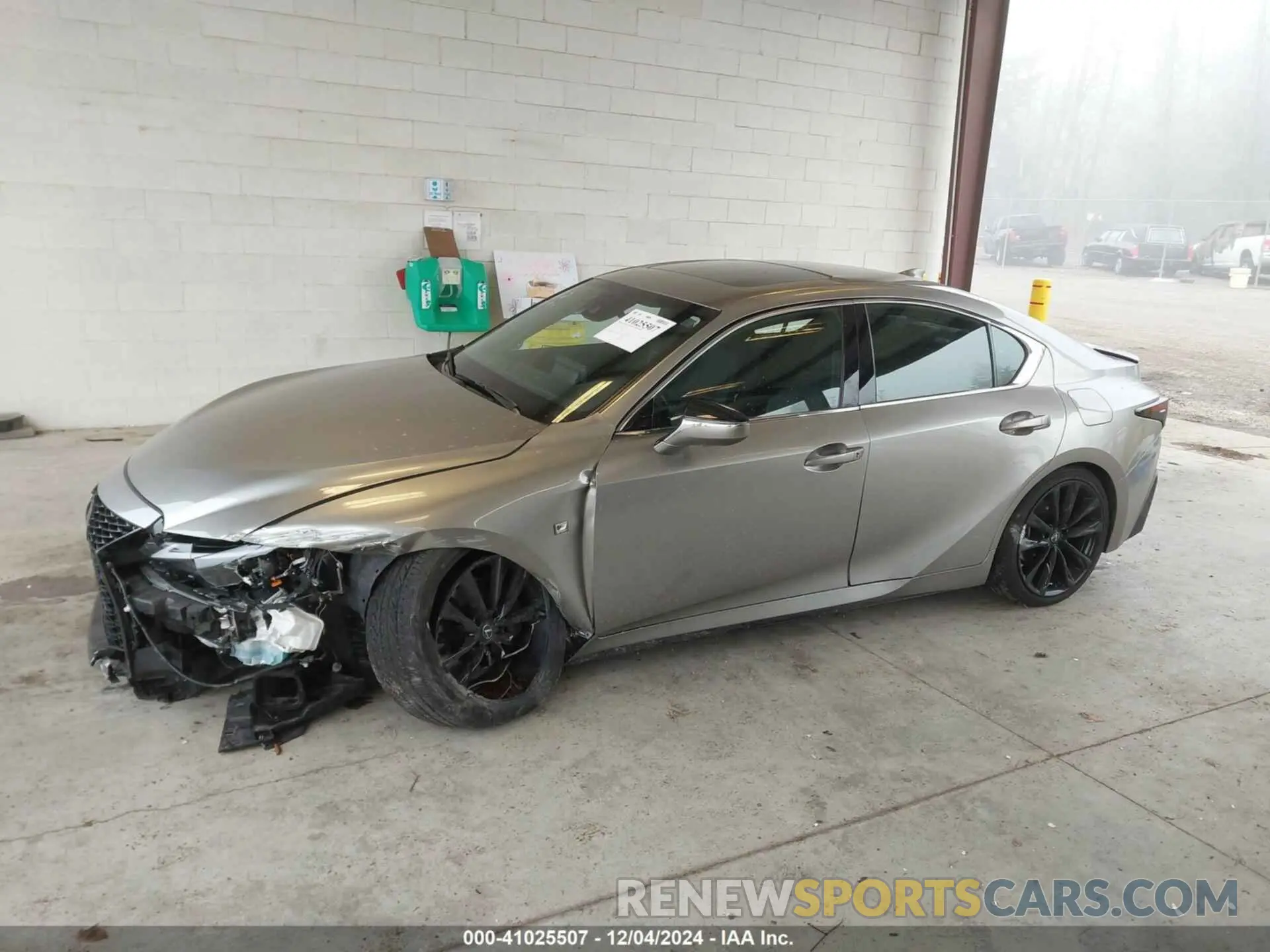 14 fotografías del automóvil dañado JTHGZ1B20P5060915 LEXUS IS 350 2023
