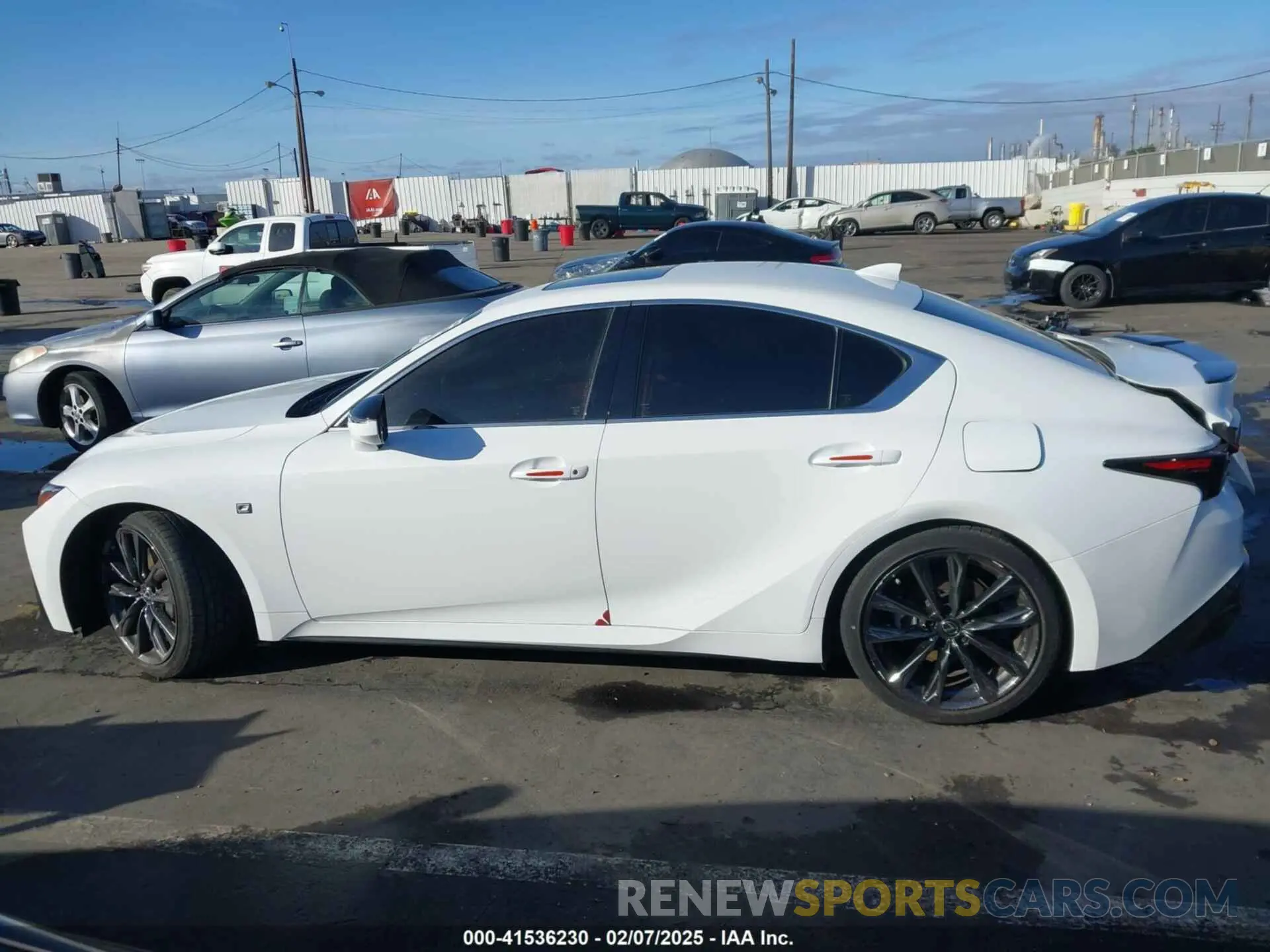 14 fotografías del automóvil dañado JTHGZ1B20P5062521 LEXUS IS 350 2023