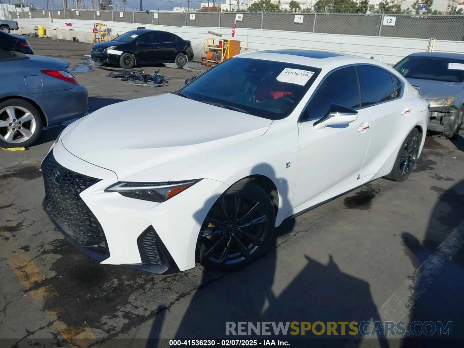 2 fotografías del automóvil dañado JTHGZ1B20P5062521 LEXUS IS 350 2023