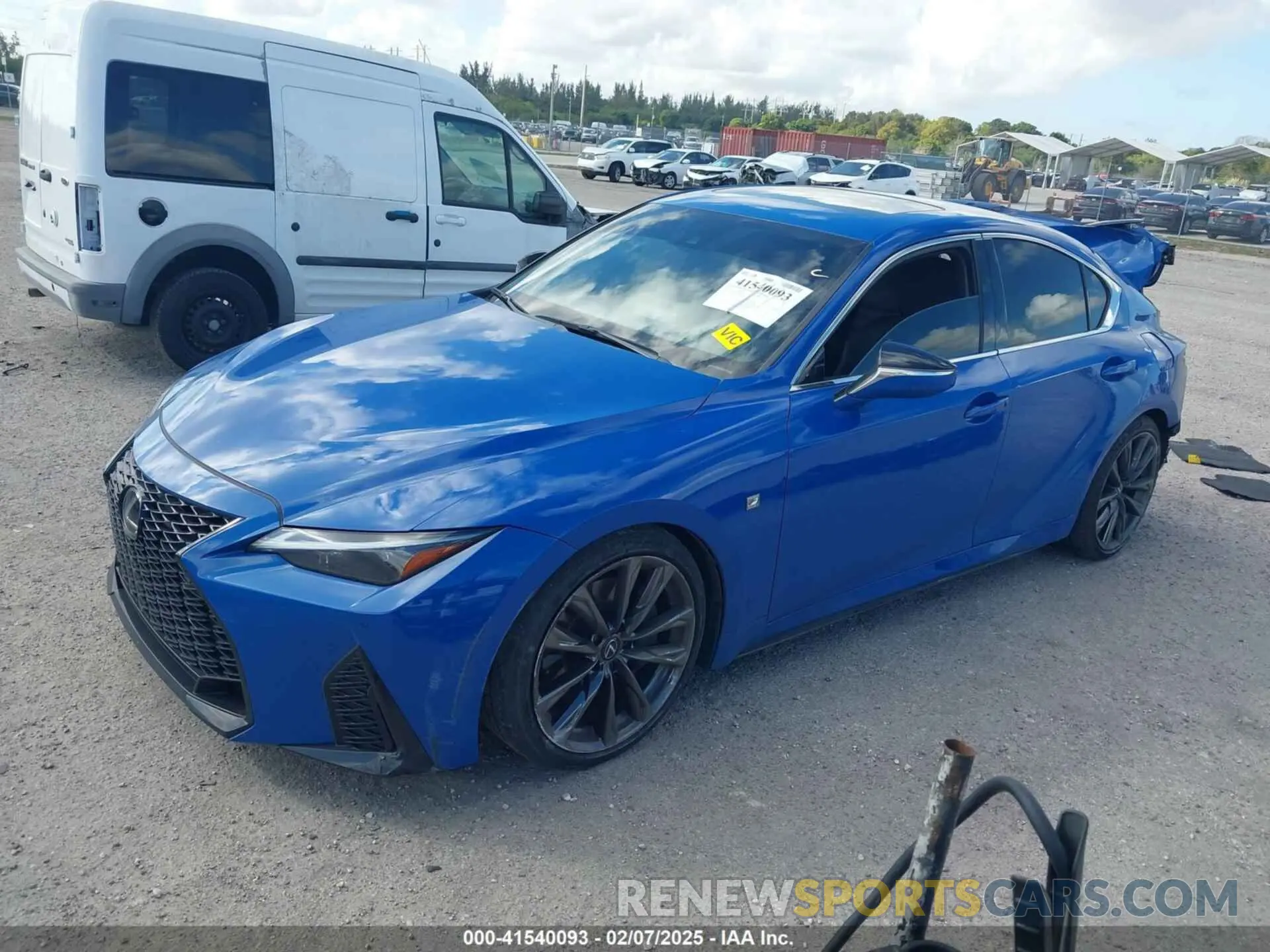 2 fotografías del automóvil dañado JTHGZ1B21P5066464 LEXUS IS 350 2023