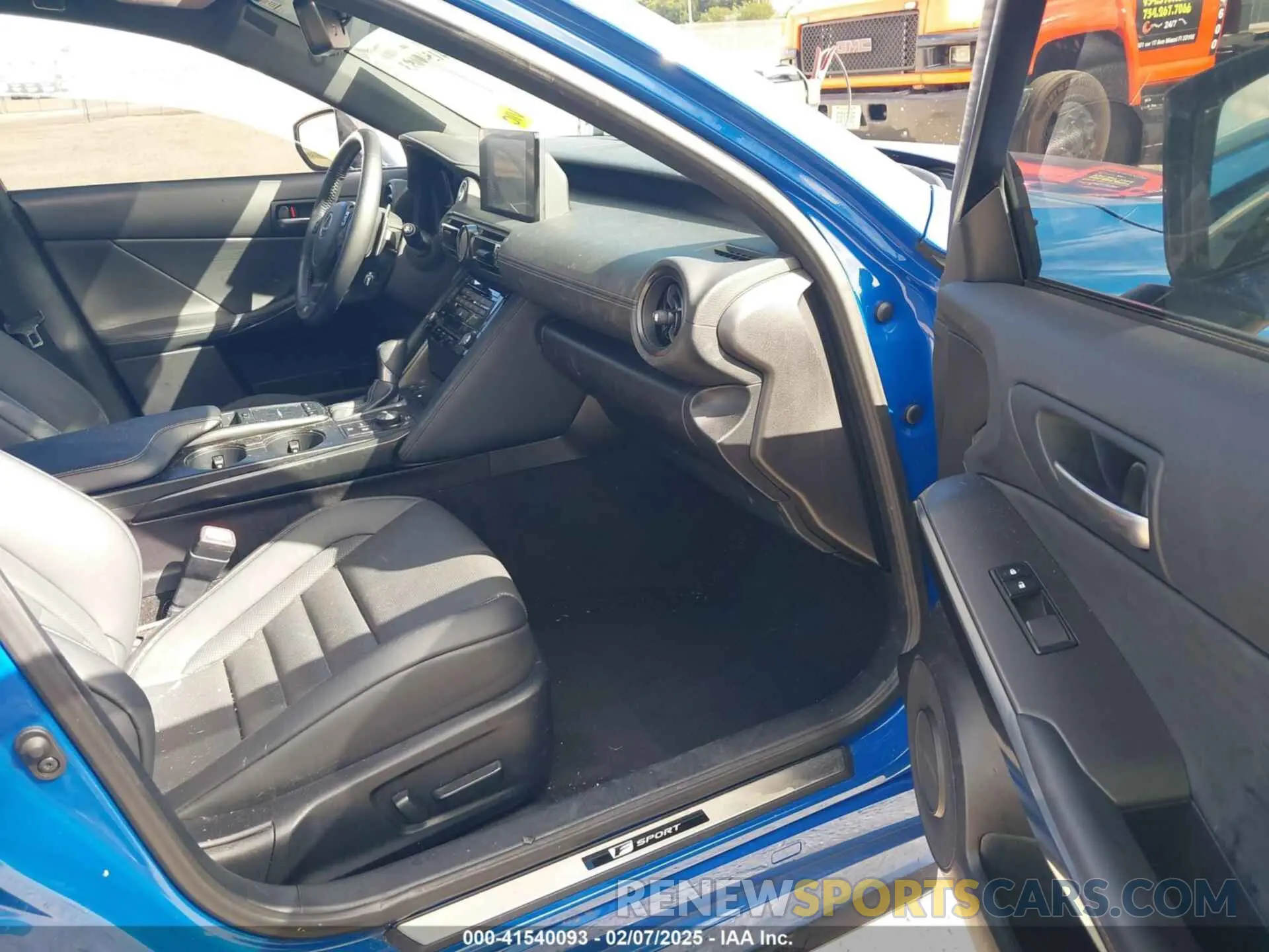 5 fotografías del automóvil dañado JTHGZ1B21P5066464 LEXUS IS 350 2023