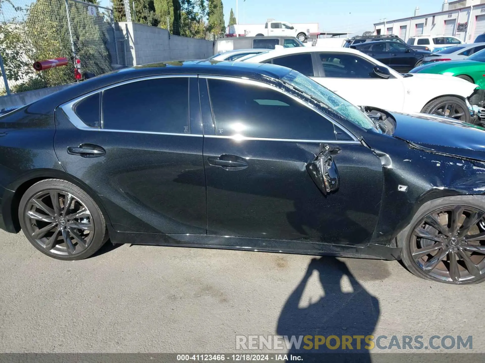 14 fotografías del automóvil dañado JTHGZ1B21P5066626 LEXUS IS 350 2023