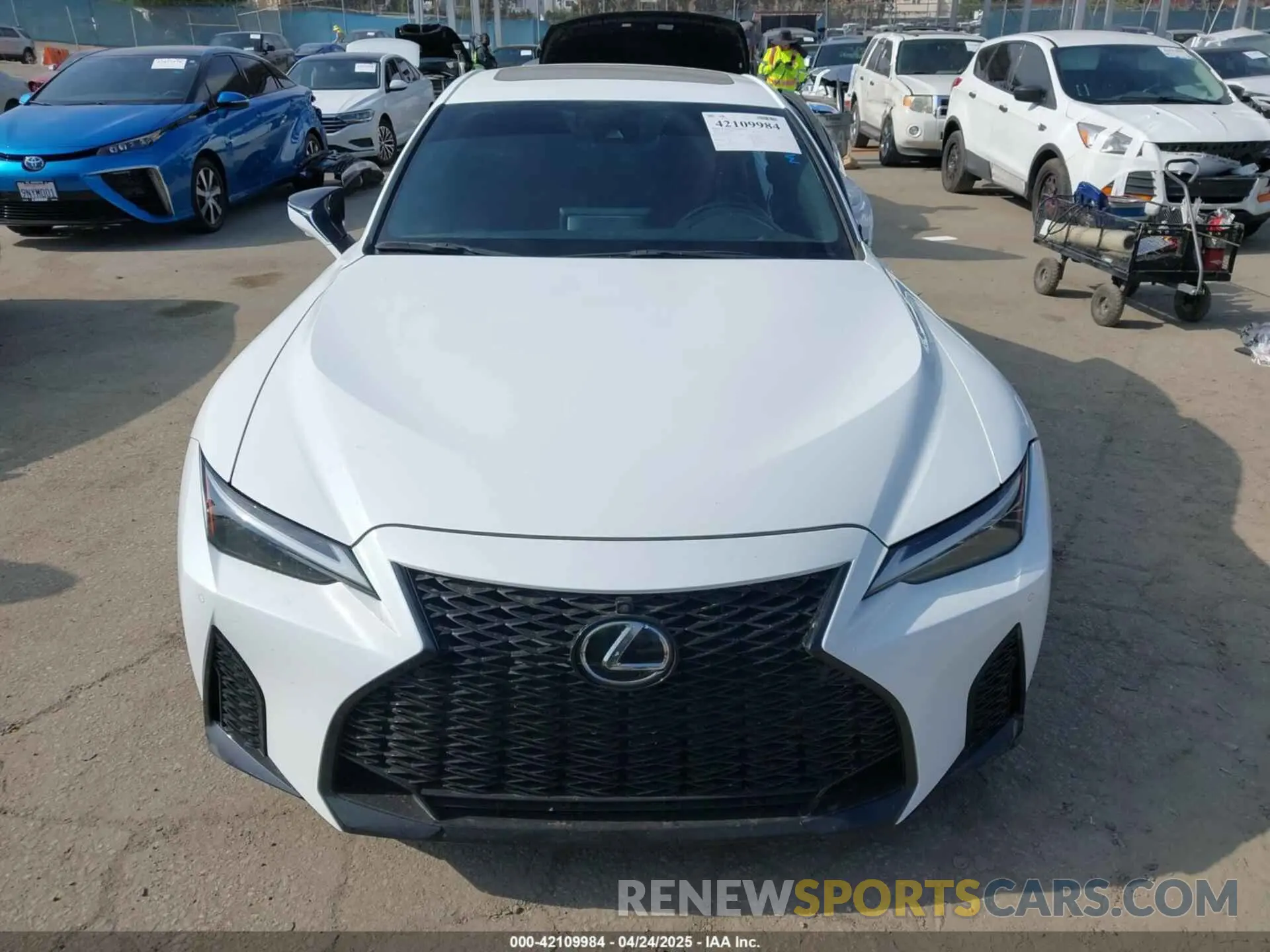 13 fotografías del automóvil dañado JTHGZ1B21P5067839 LEXUS IS 350 2023