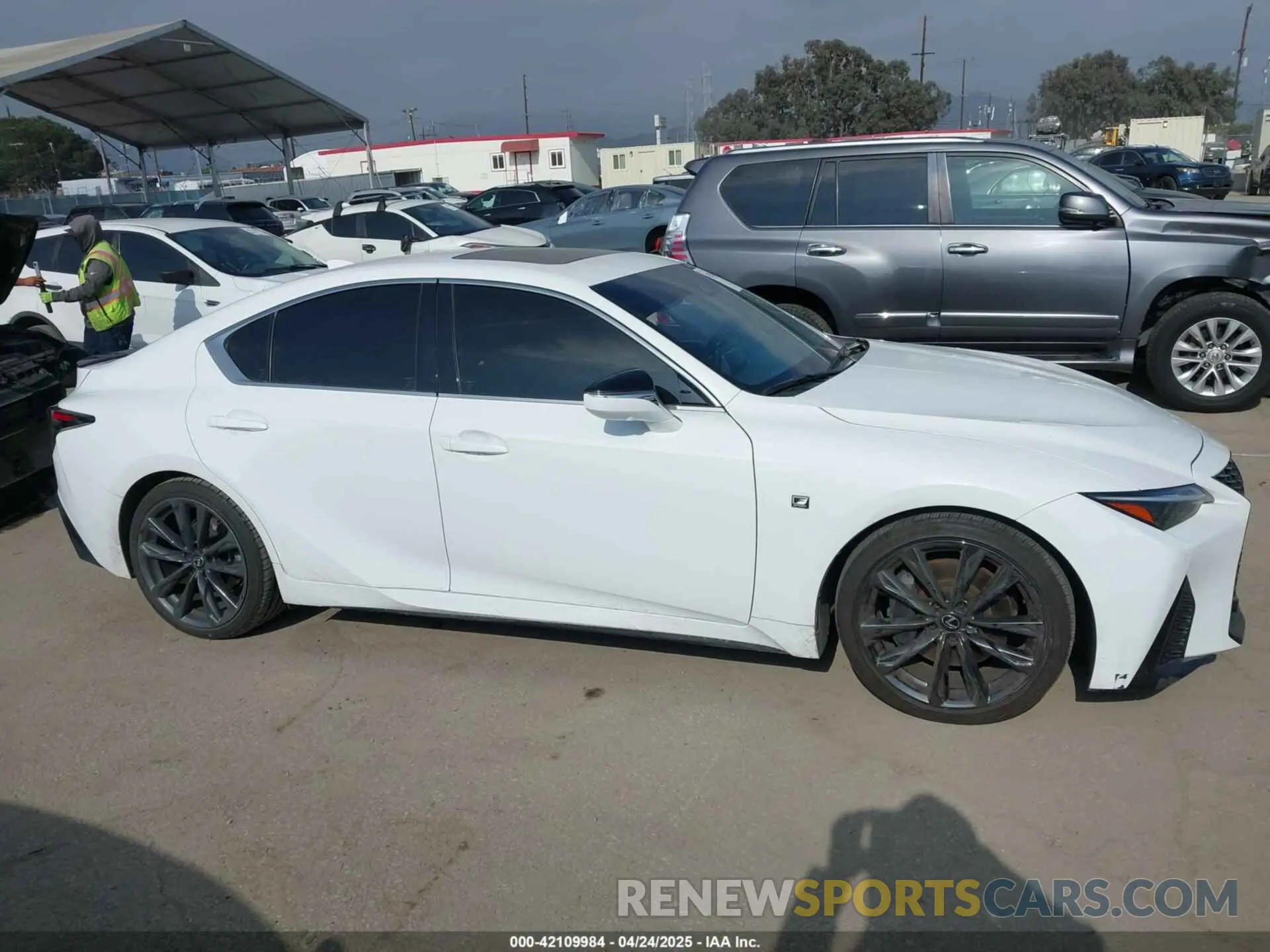 14 fotografías del automóvil dañado JTHGZ1B21P5067839 LEXUS IS 350 2023