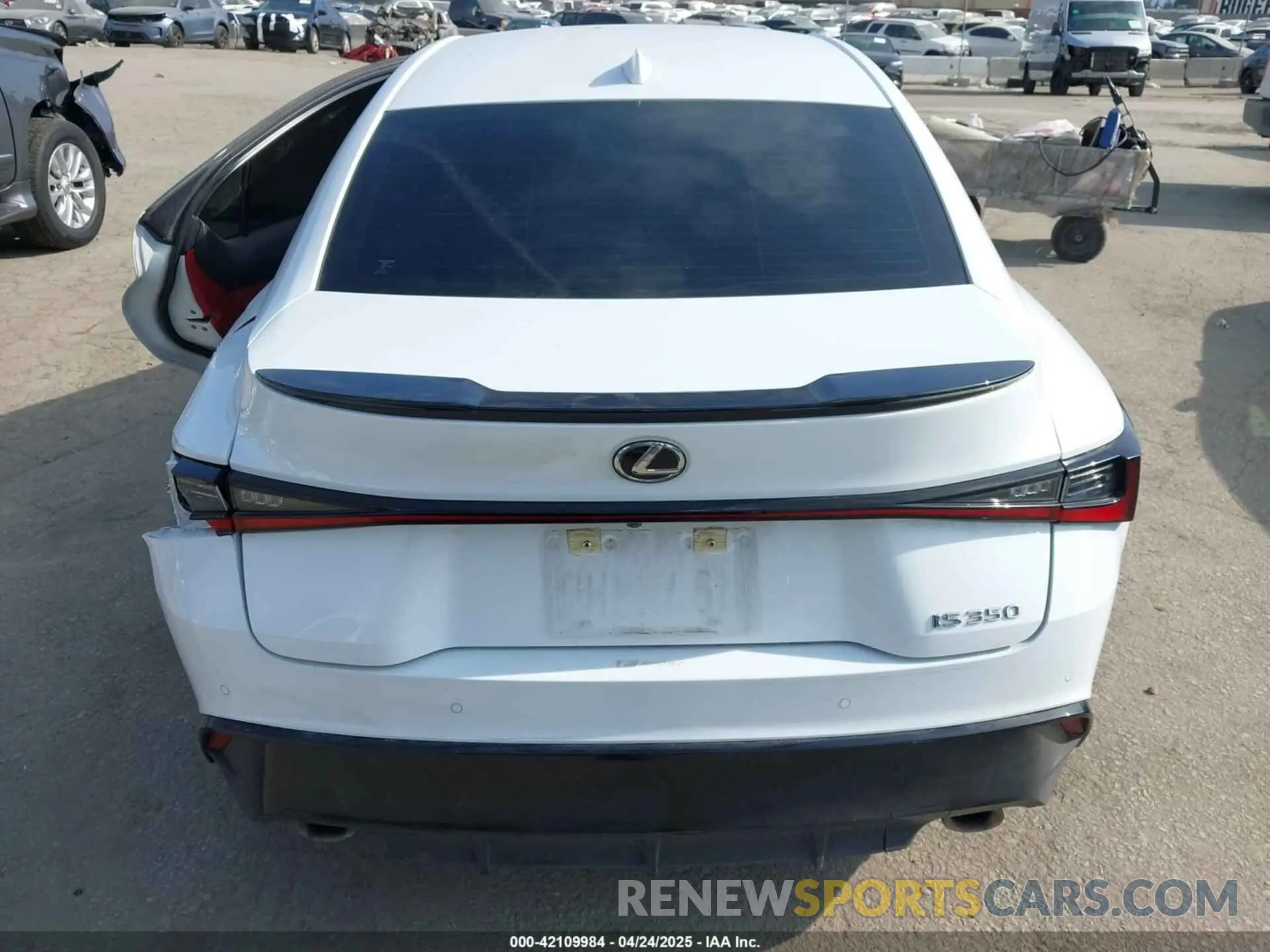 17 fotografías del automóvil dañado JTHGZ1B21P5067839 LEXUS IS 350 2023