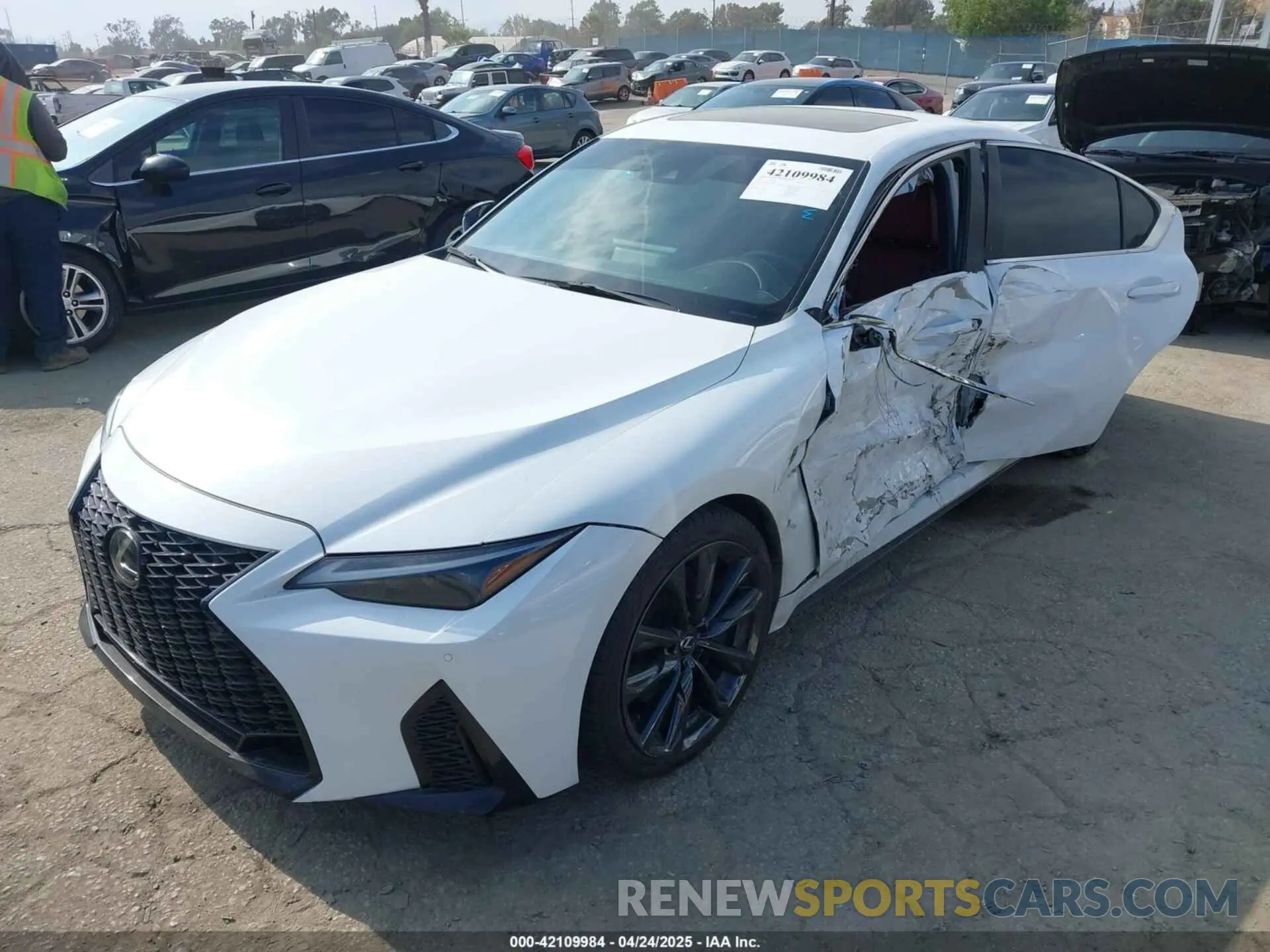 2 fotografías del automóvil dañado JTHGZ1B21P5067839 LEXUS IS 350 2023