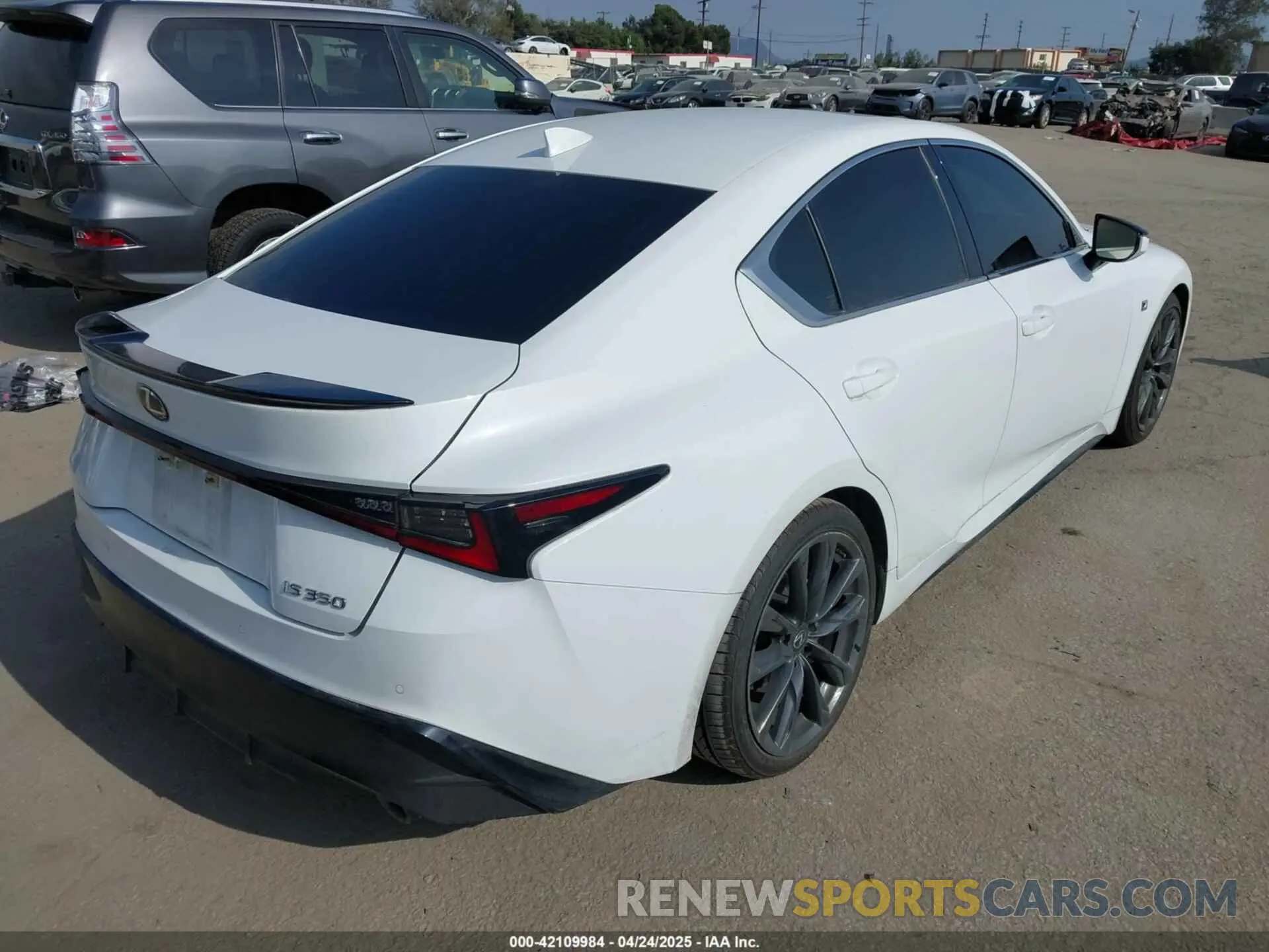 4 fotografías del automóvil dañado JTHGZ1B21P5067839 LEXUS IS 350 2023