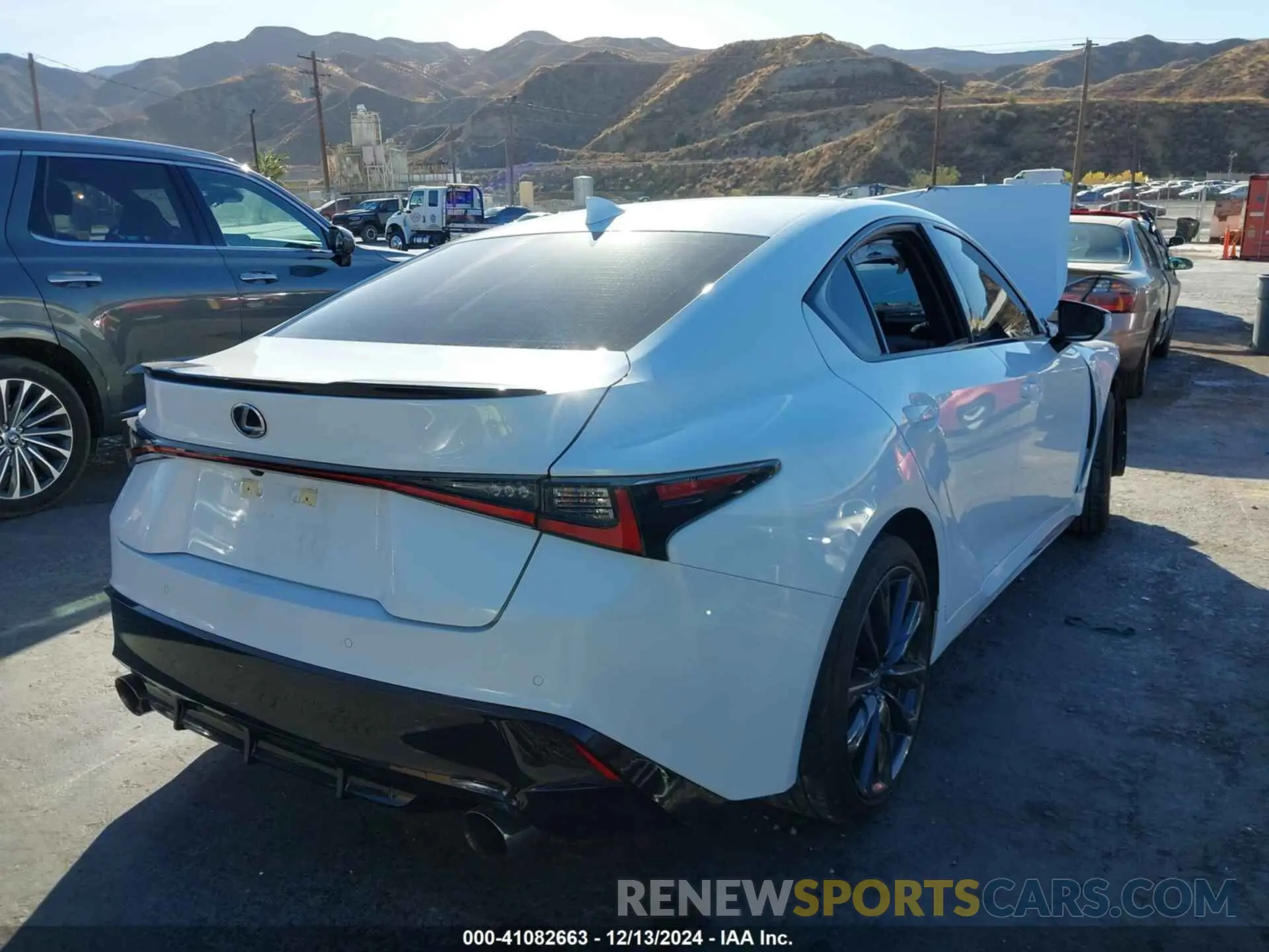 4 fotografías del automóvil dañado JTHGZ1B22P5071298 LEXUS IS 350 2023
