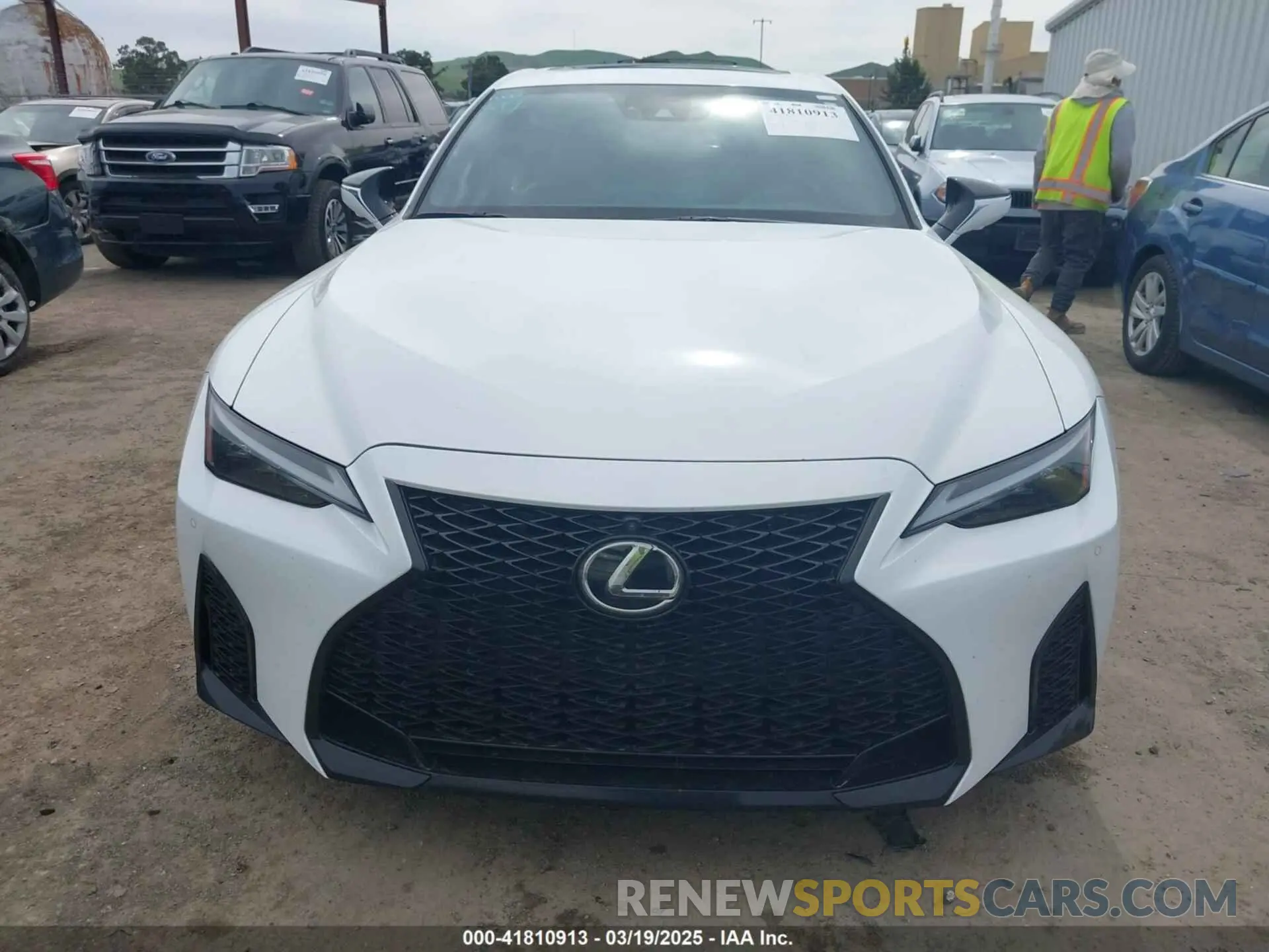 12 fotografías del automóvil dañado JTHGZ1B23P5069379 LEXUS IS 350 2023