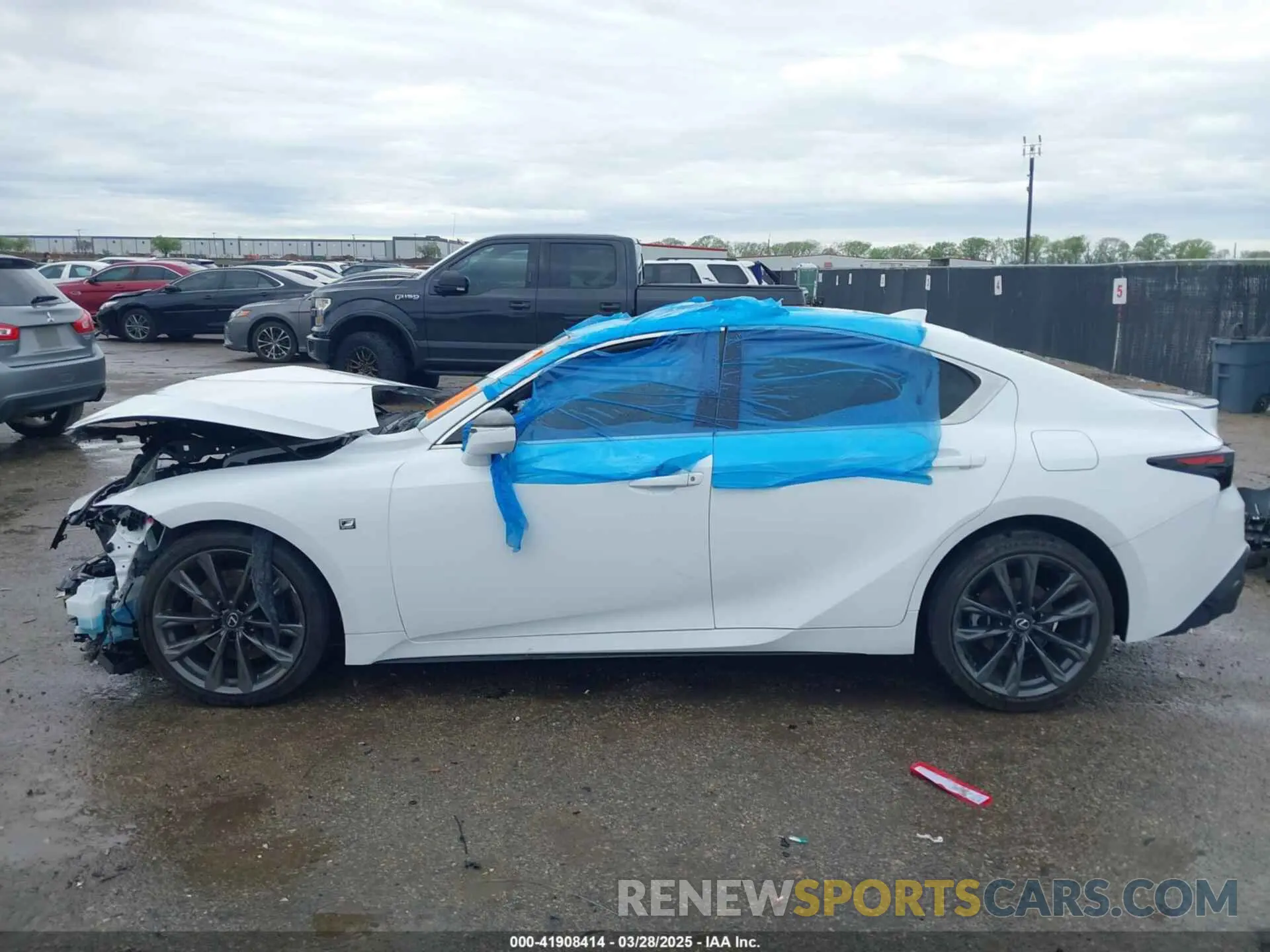 15 fotografías del automóvil dañado JTHGZ1B27P5071491 LEXUS IS 350 2023
