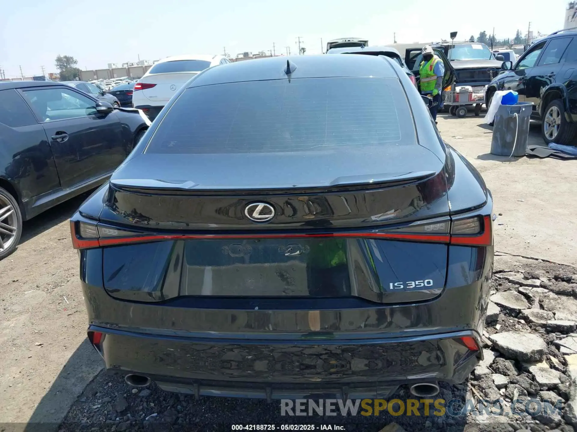 16 fotografías del automóvil dañado JTHGZ1B29P5071363 LEXUS IS 350 2023