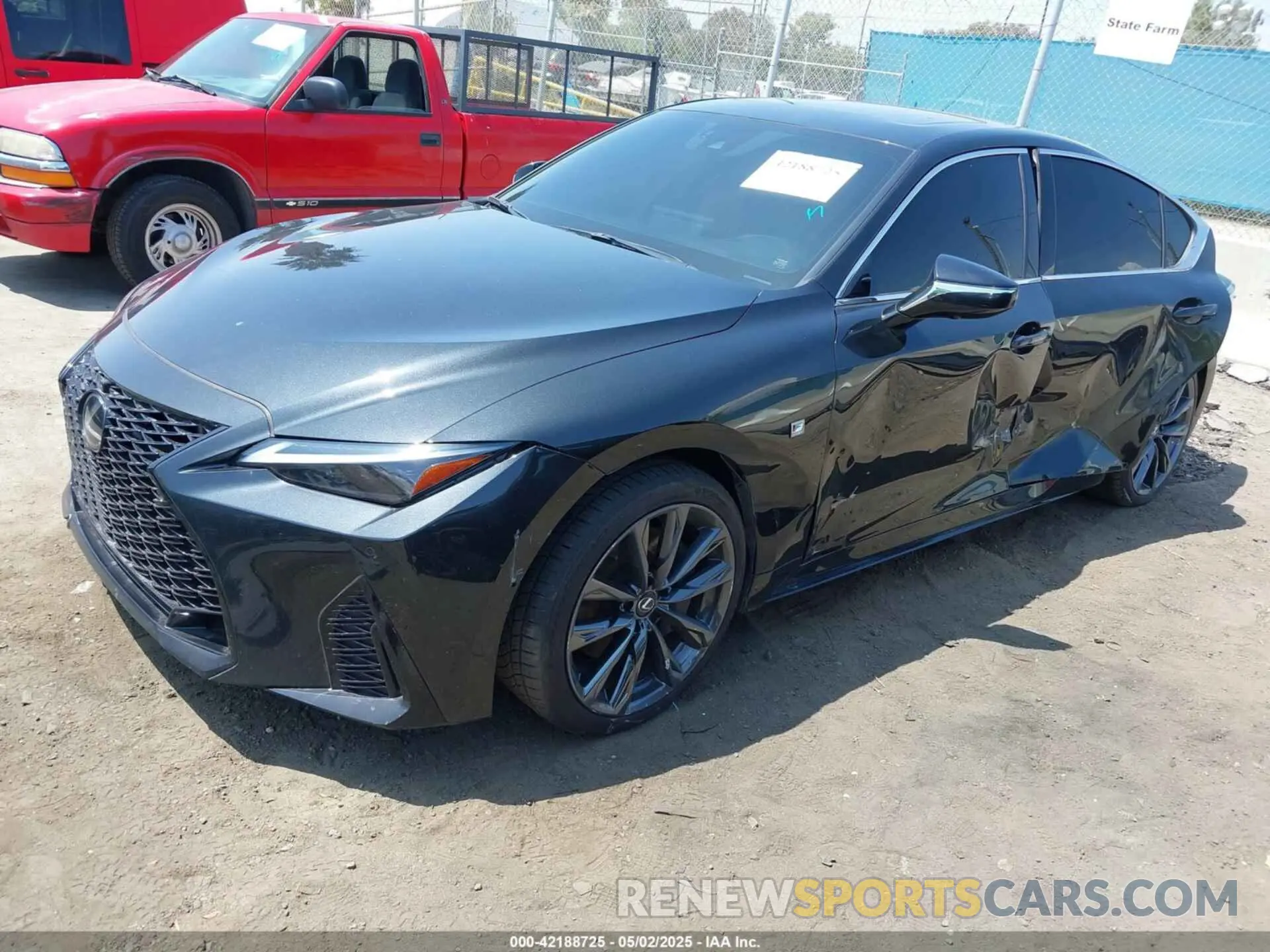 2 fotografías del automóvil dañado JTHGZ1B29P5071363 LEXUS IS 350 2023