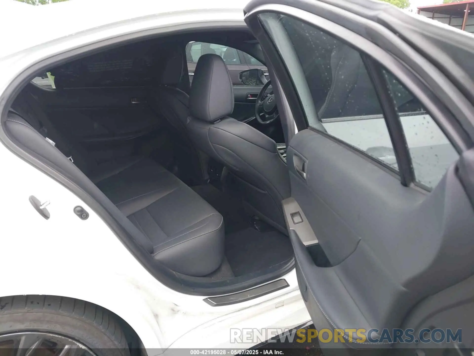 8 fotografías del automóvil dañado JTHGZ1B2XP5058945 LEXUS IS 350 2023