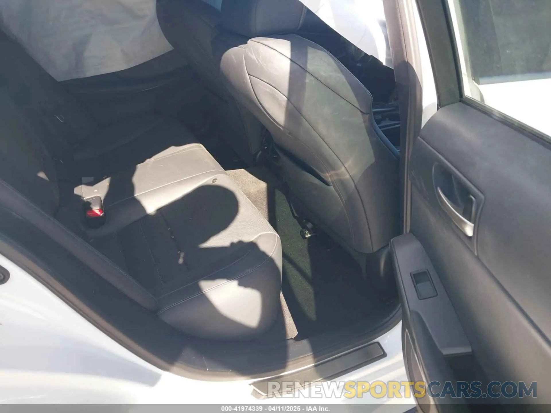 8 fotografías del automóvil dañado JTHGZ1B2XP5065331 LEXUS IS 350 2023