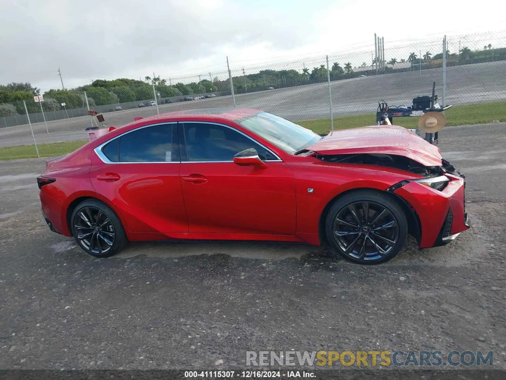13 fotografías del automóvil dañado JTHGZ1B2XP5069864 LEXUS IS 350 2023