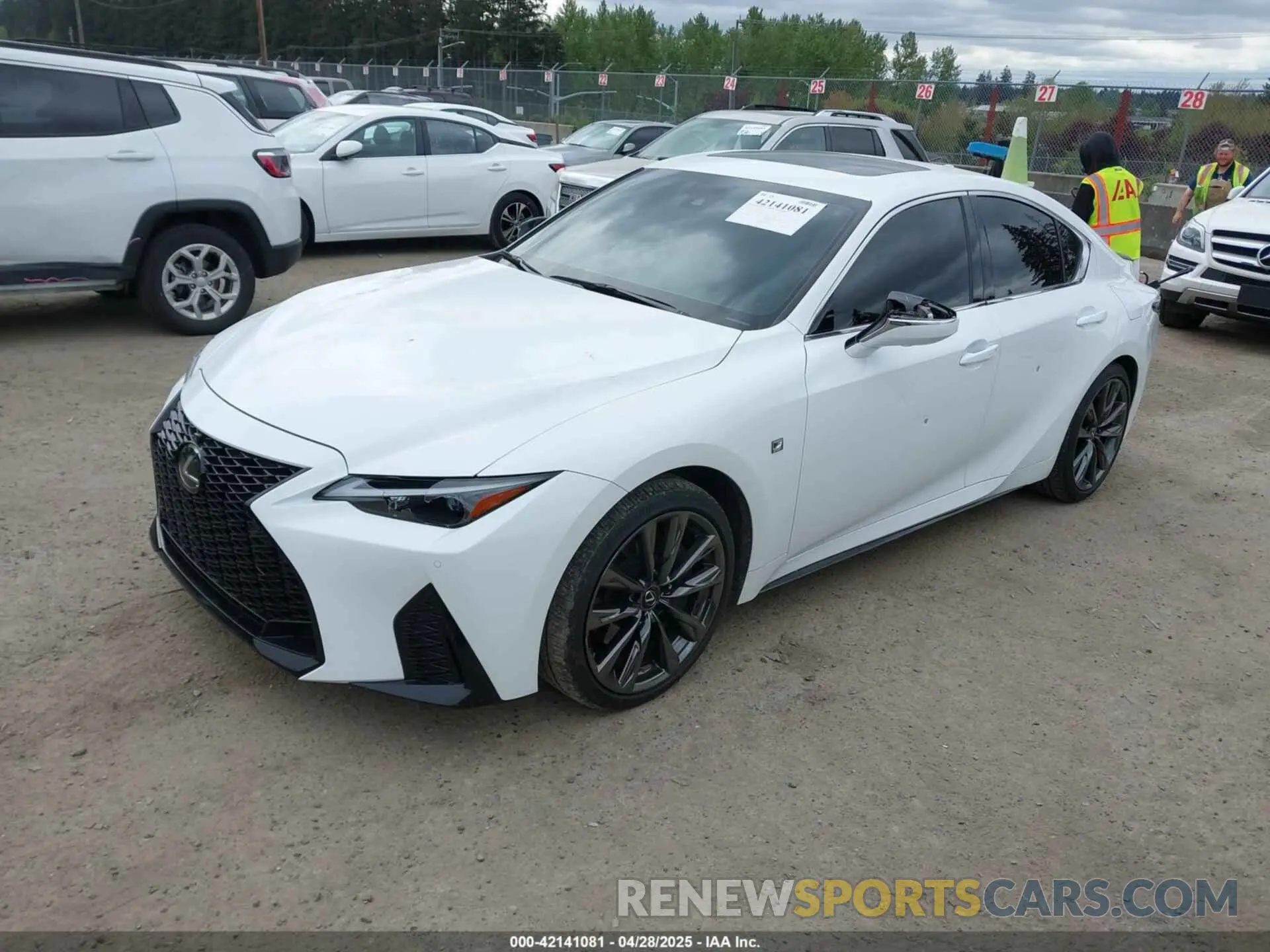 2 fotografías del automóvil dañado JTHGZ1E22P5029273 LEXUS IS 350 2023