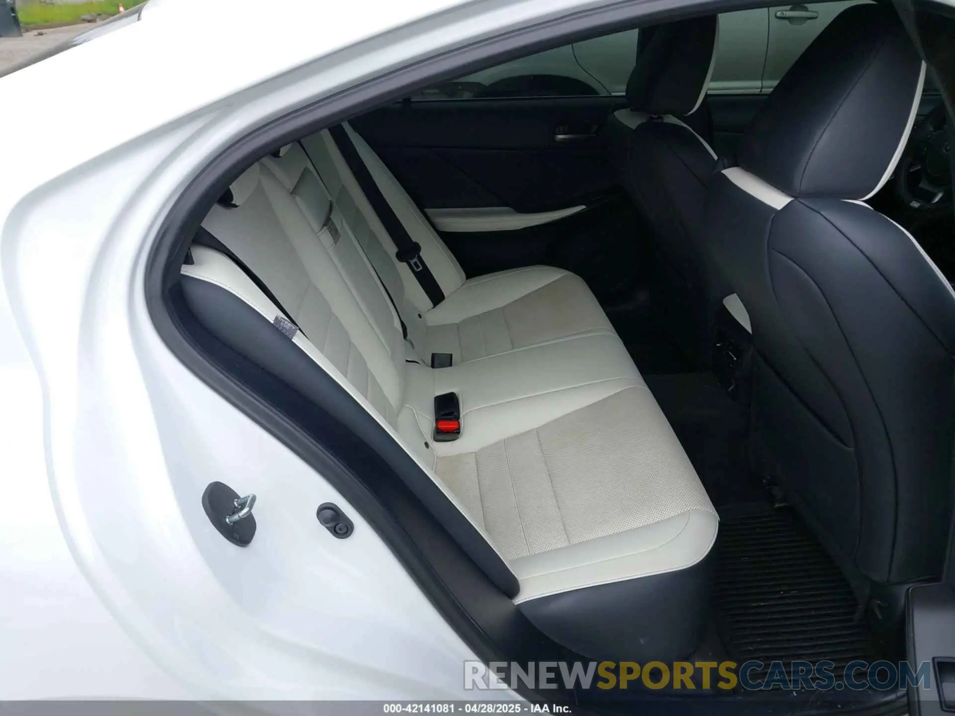 8 fotografías del automóvil dañado JTHGZ1E22P5029273 LEXUS IS 350 2023