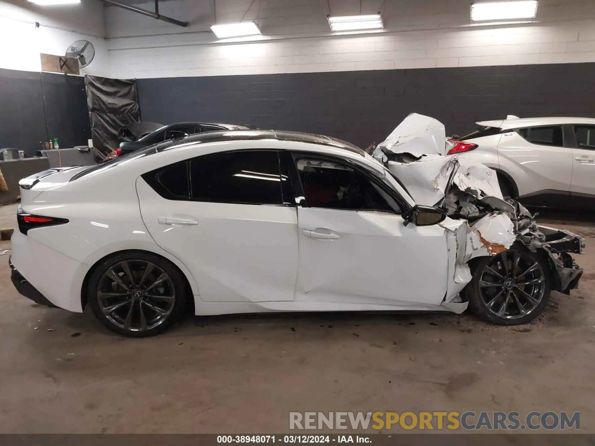 13 fotografías del automóvil dañado JTHGZ1E27P5029270 LEXUS IS 350 2023