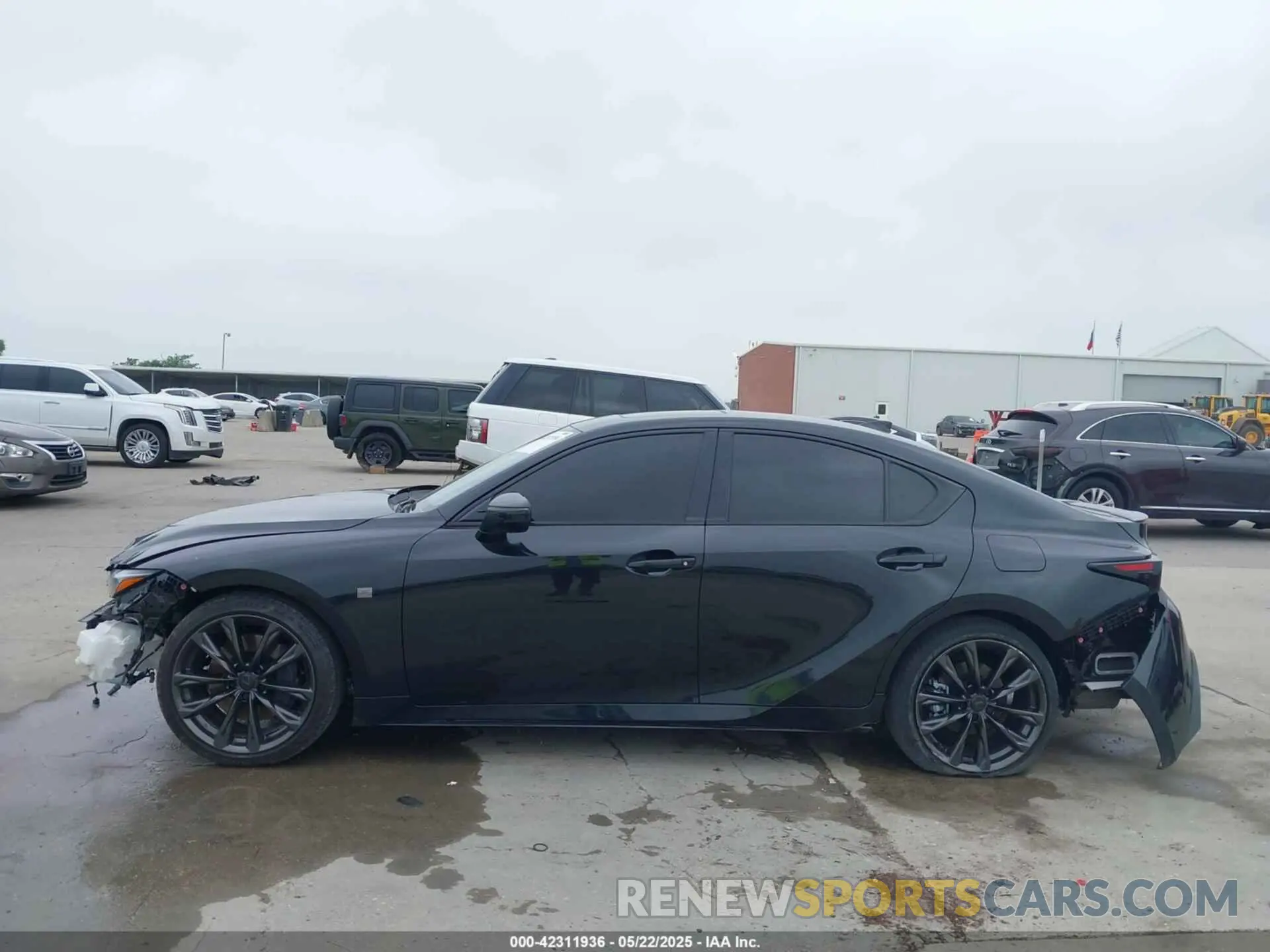 14 fotografías del automóvil dañado JTHBZ1B20R5080465 LEXUS IS 350 2024