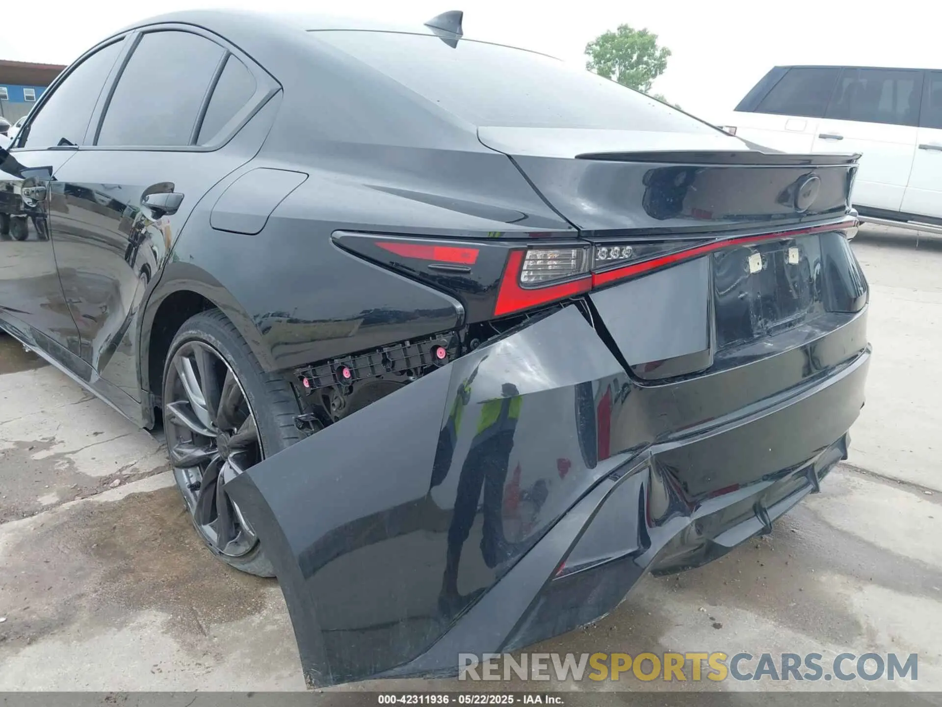 21 fotografías del automóvil dañado JTHBZ1B20R5080465 LEXUS IS 350 2024