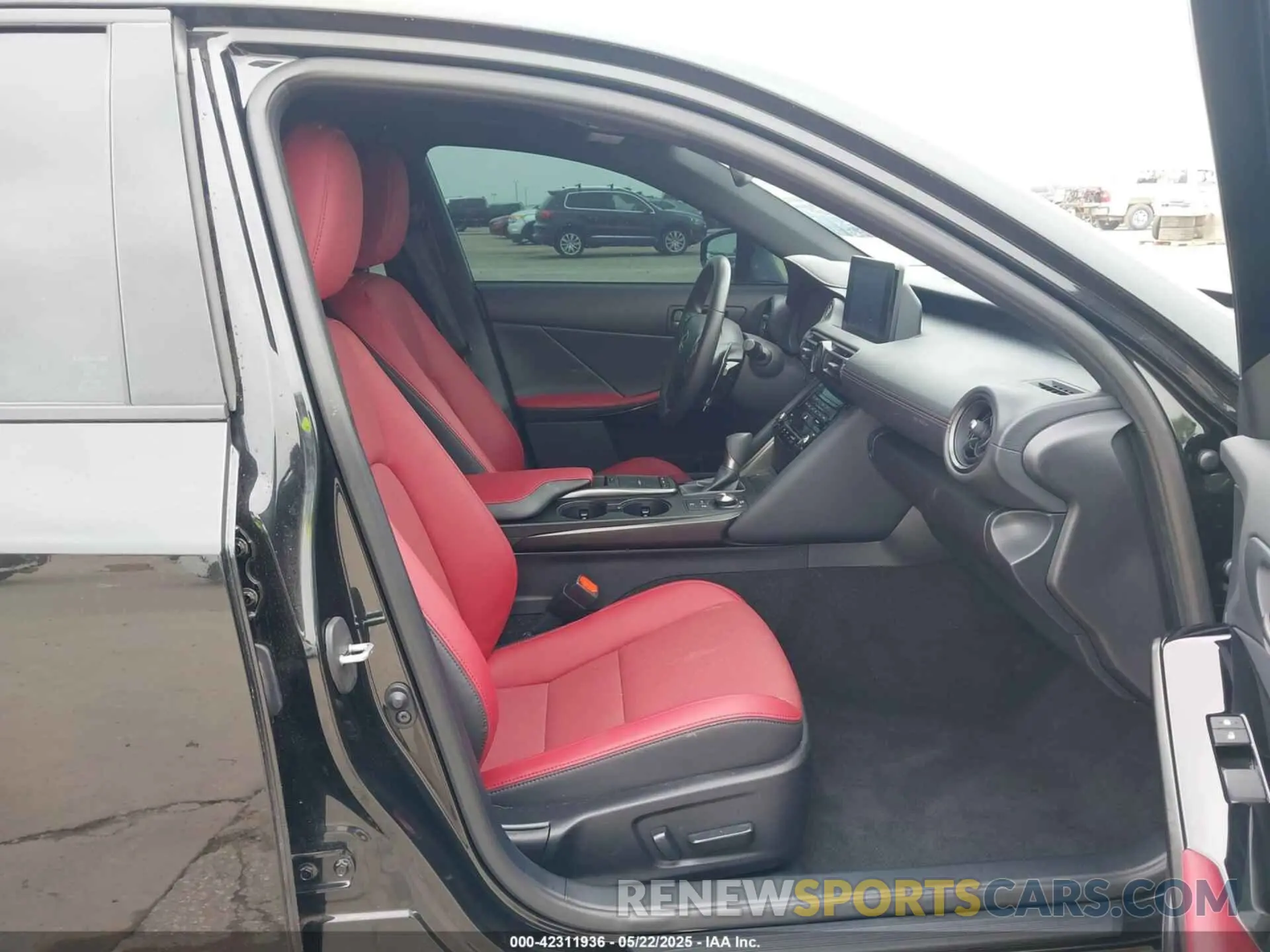 5 fotografías del automóvil dañado JTHBZ1B20R5080465 LEXUS IS 350 2024